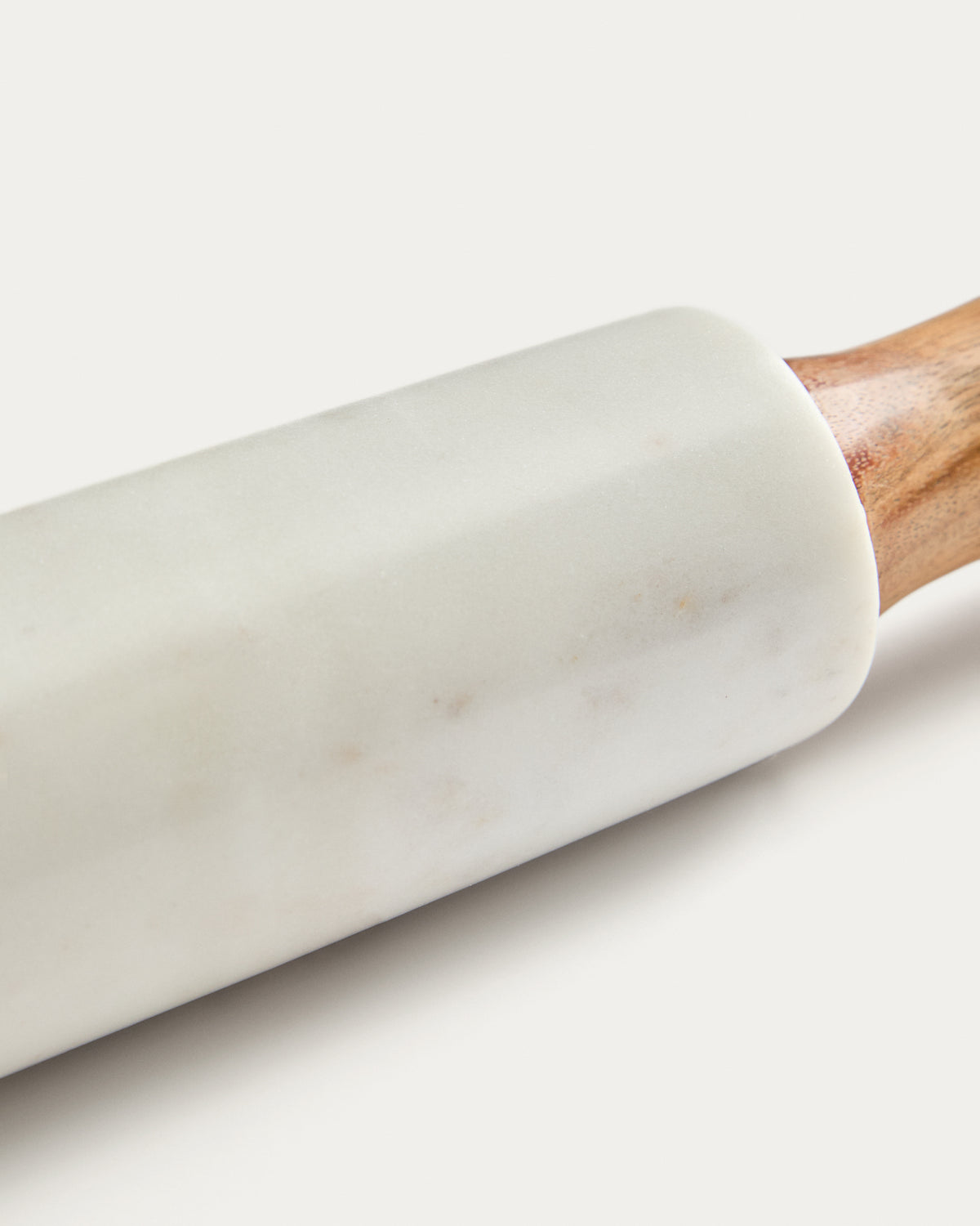 Nuvir rolling pin in white marble and solid acacia wood - Detail