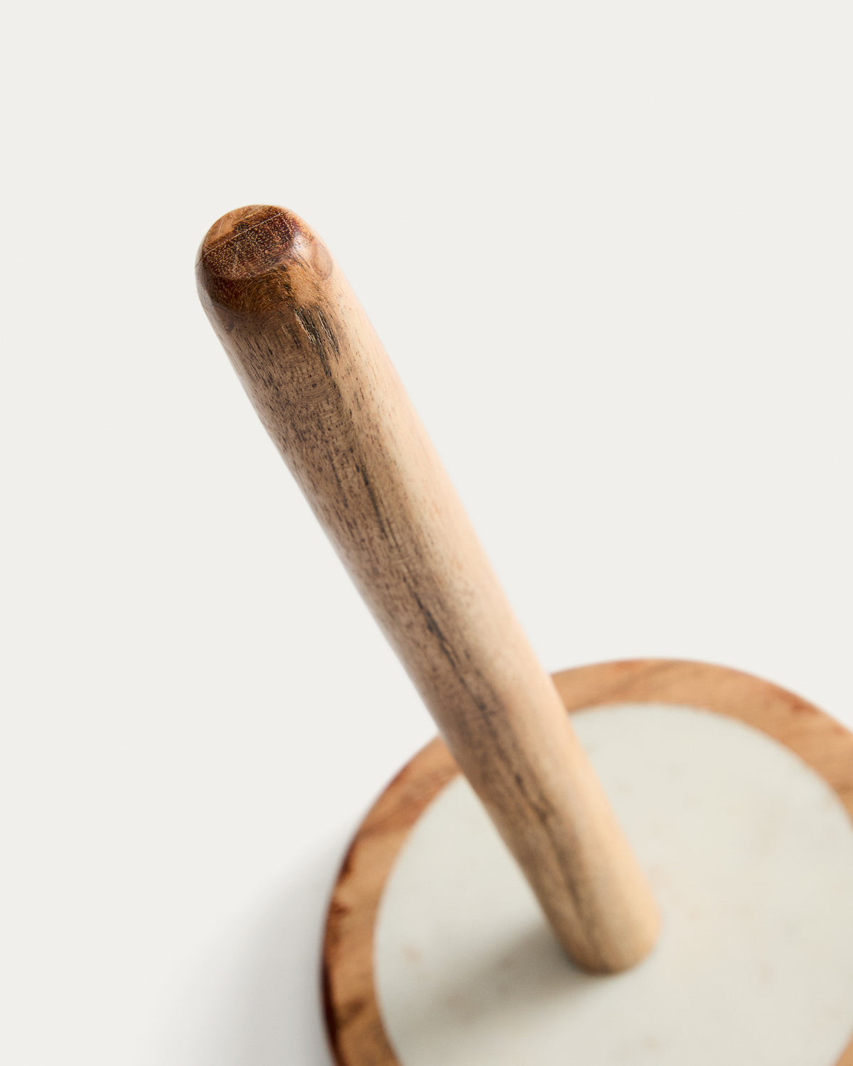 Nuvir kitchen roll holder in white marble and solid acacia wood - Detail