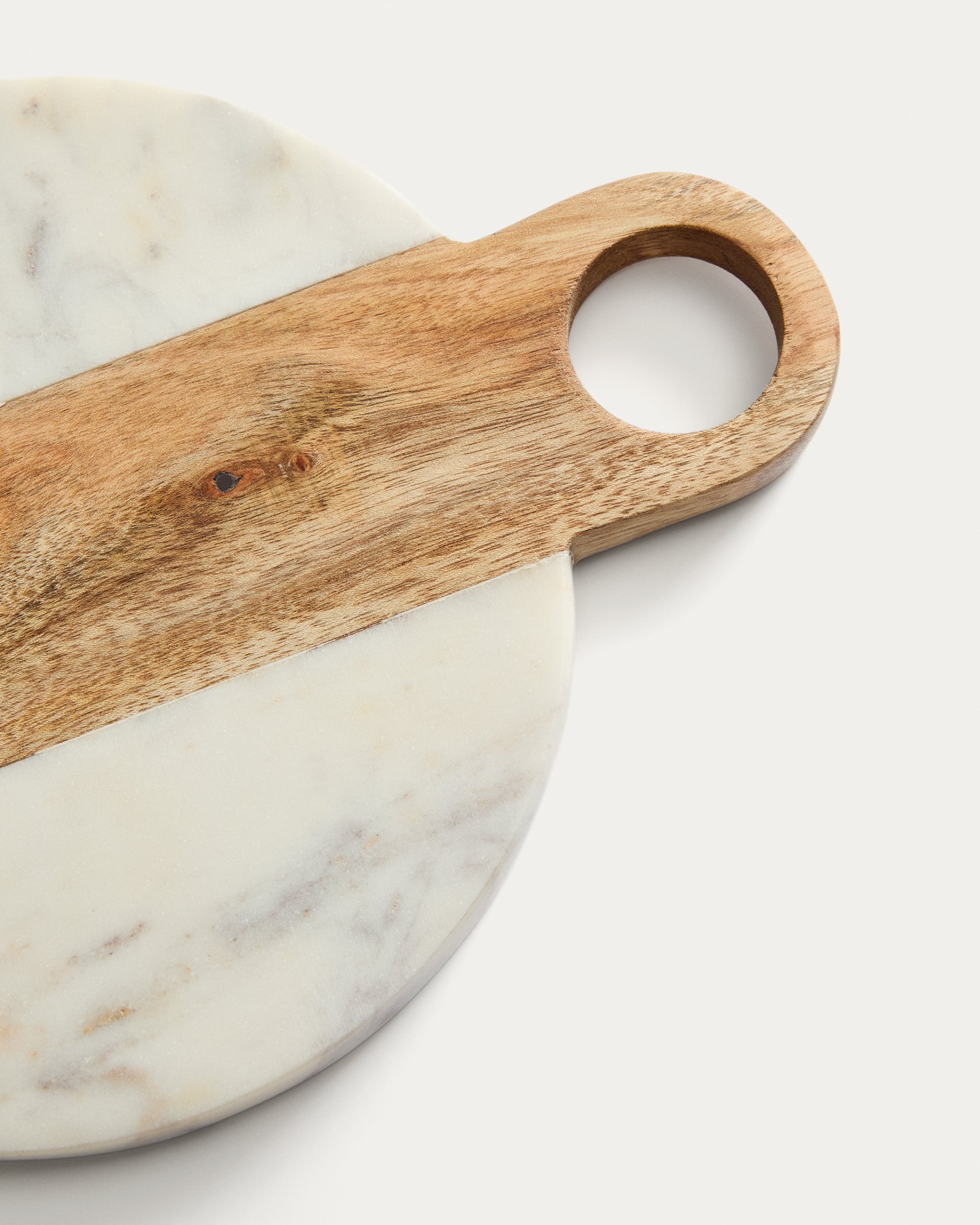 Nuvir serving board in white marble and solid acacia wood - Detail