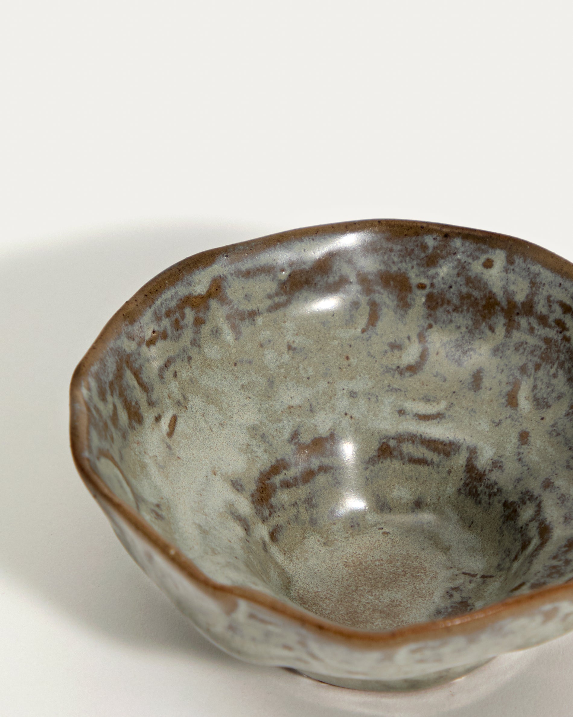 Alenia brown ceramic bowl - Detail