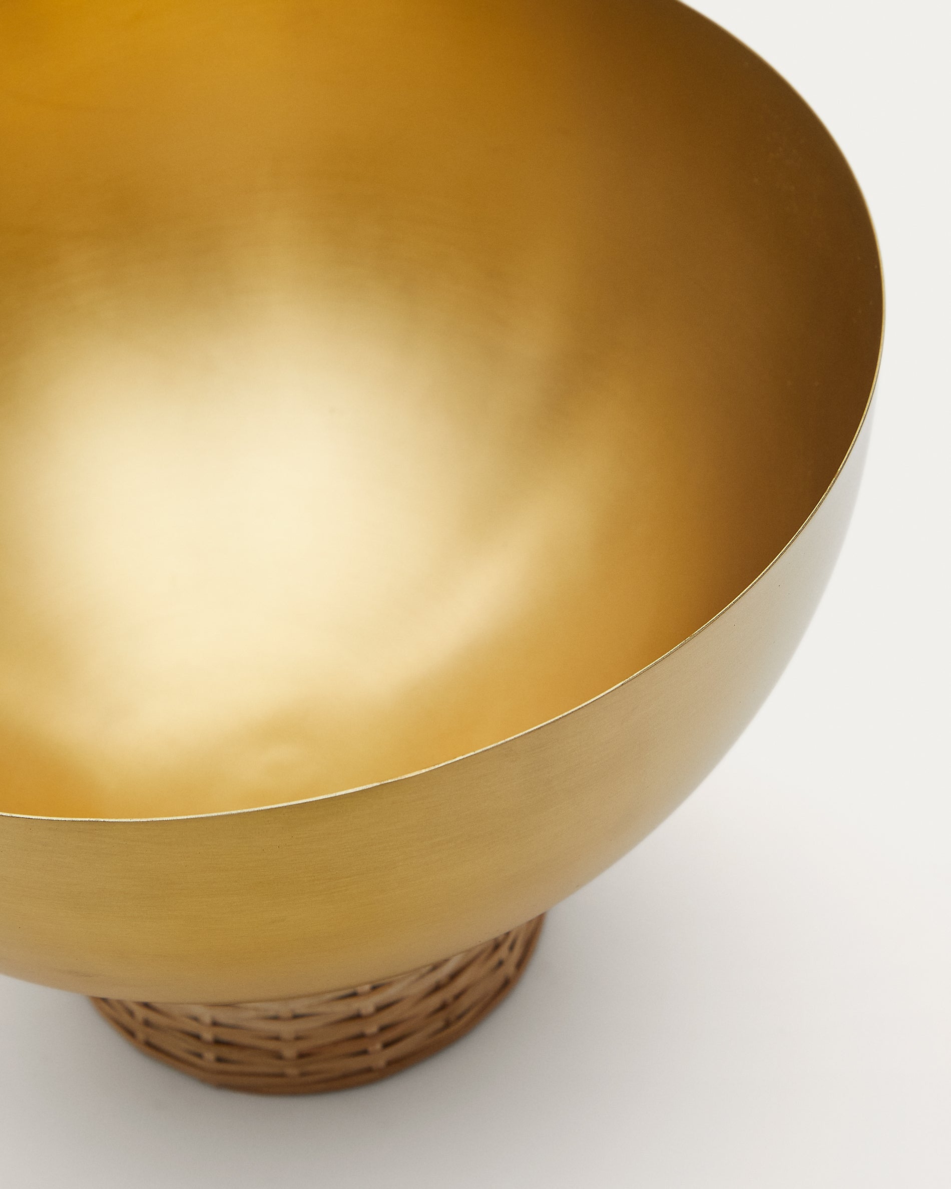 Suli nagyméretű tál arany bevonatú rozsdamentes acélból és rattanból