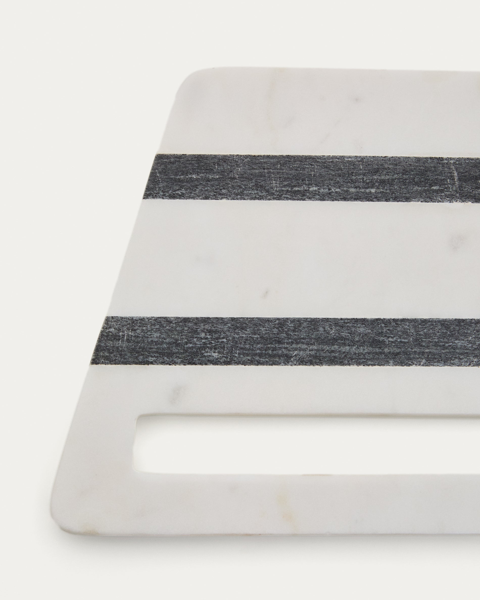 Nira square serving board in black and white marble - Detail