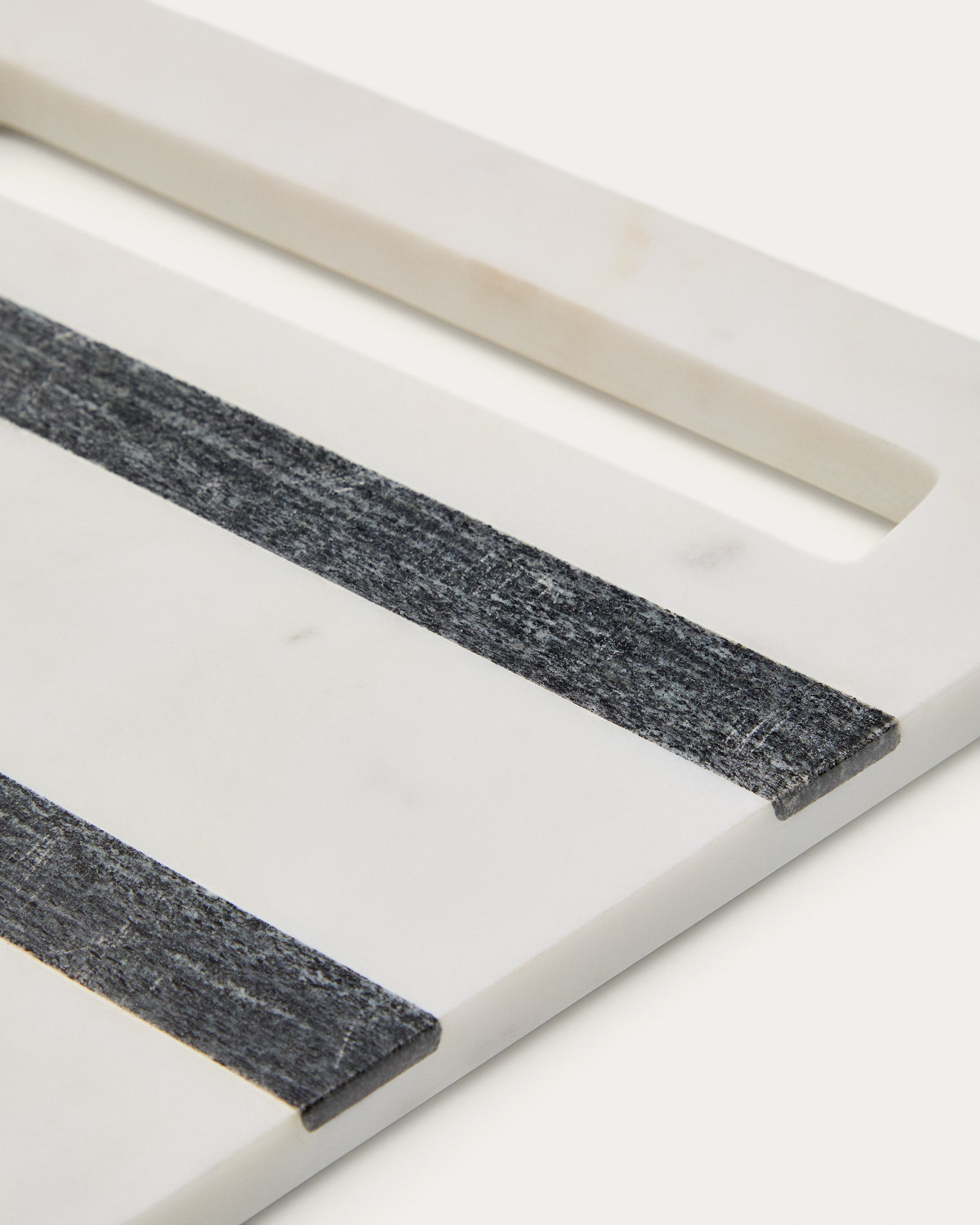 Nira square serving board in black and white marble - Detail