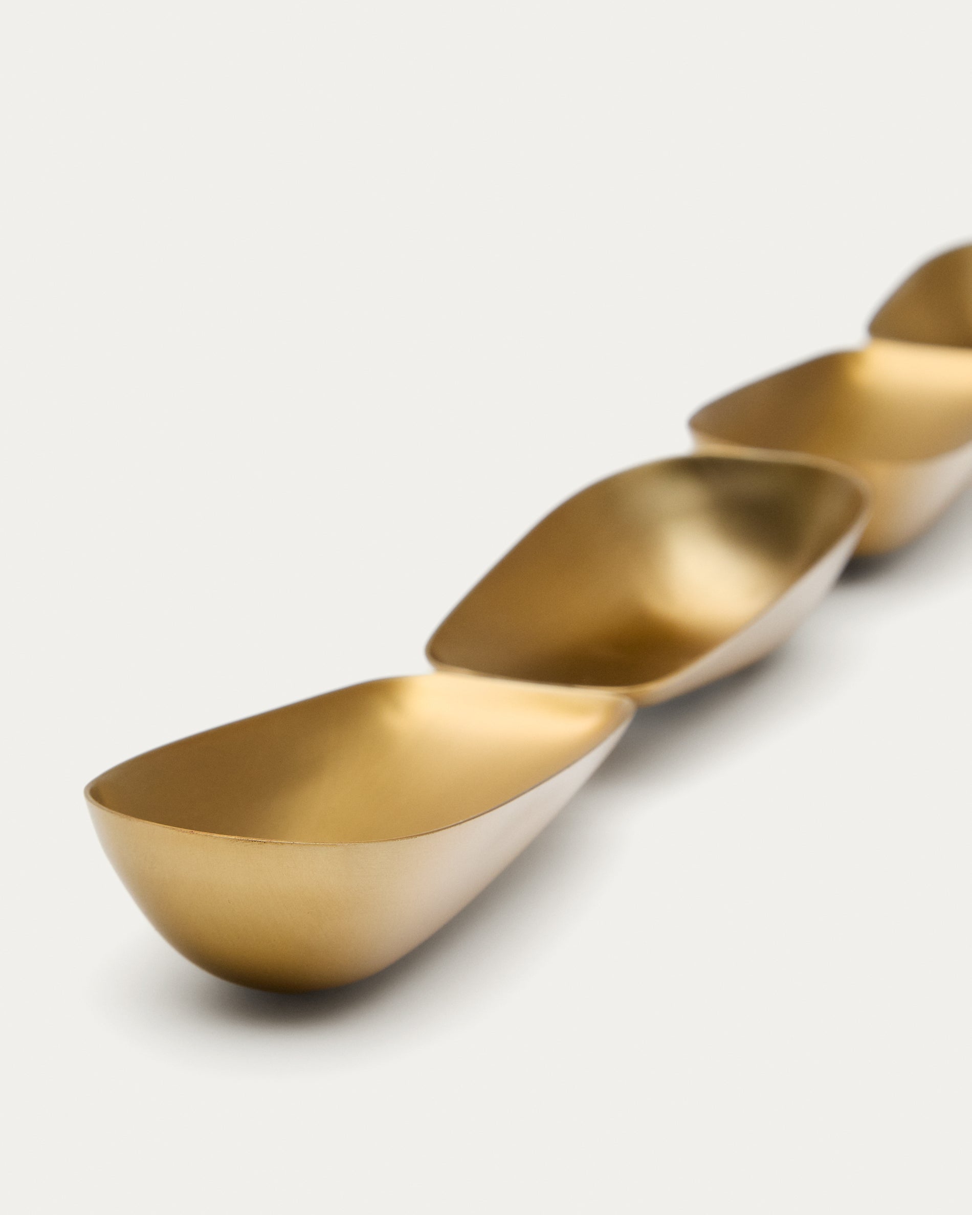 Aruc 4 plates made of gold-coloured stainless steel - Detail
