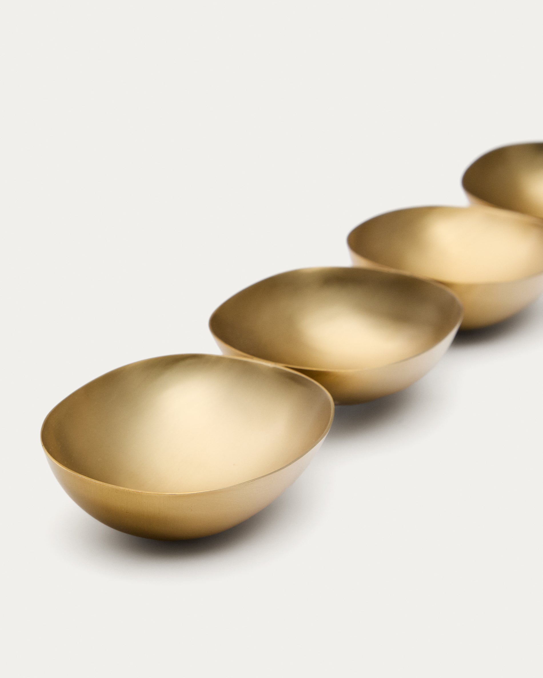 Aruc 4 bowls made of gold-coloured stainless steel - Detail