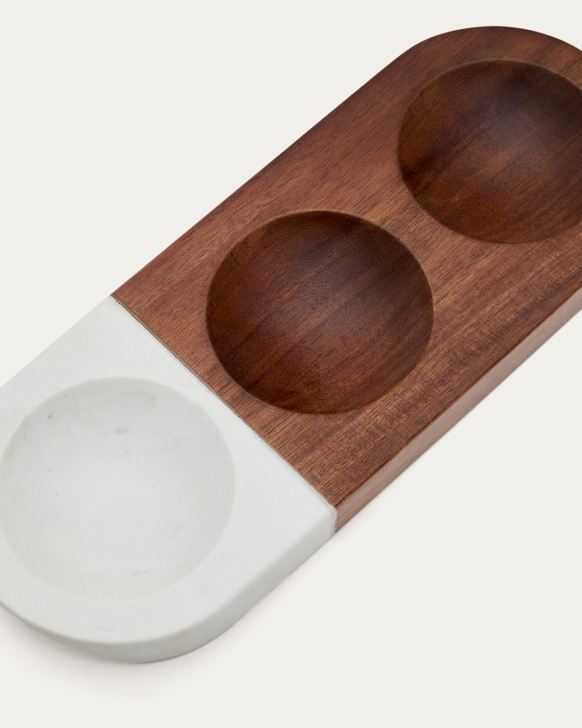 Tori serving dish for snacks made of acacia wood and white marble FSC 100% - Detail