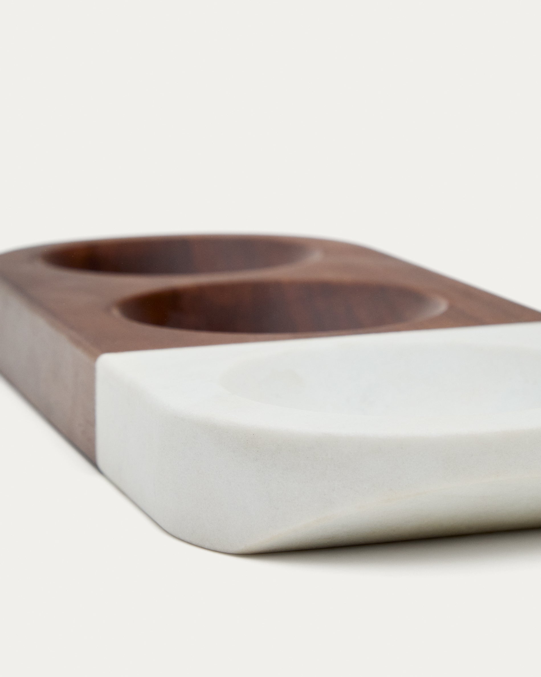 Tori serving dish for snacks made of acacia wood and white marble FSC 100% - Detail