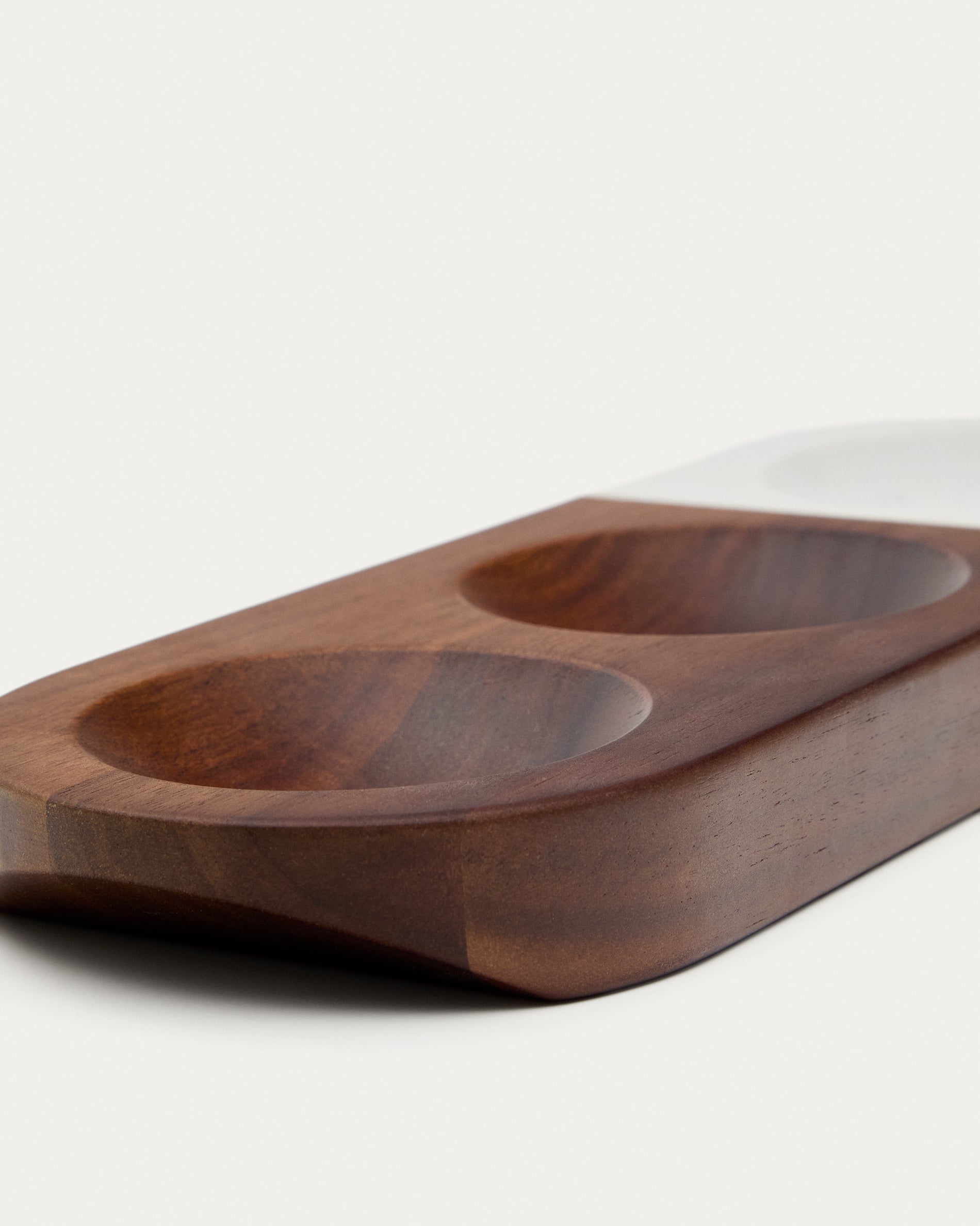 Tori serving dish for snacks made of acacia wood and white marble FSC 100% - Detail