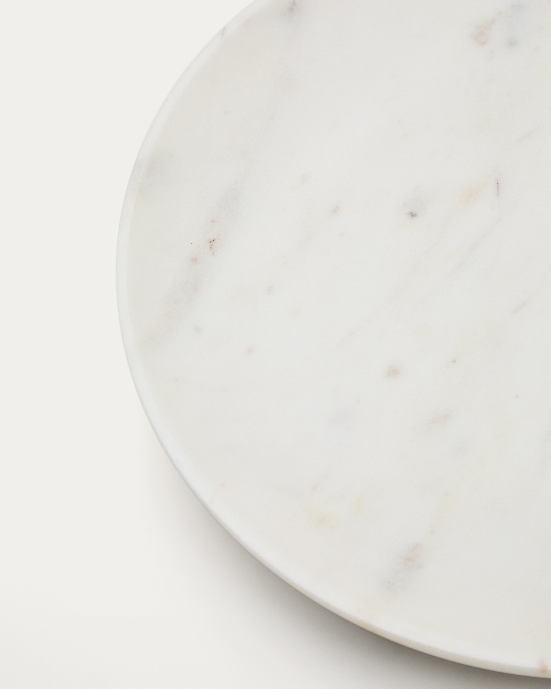 Ecin large, white marble serving plate - Detail