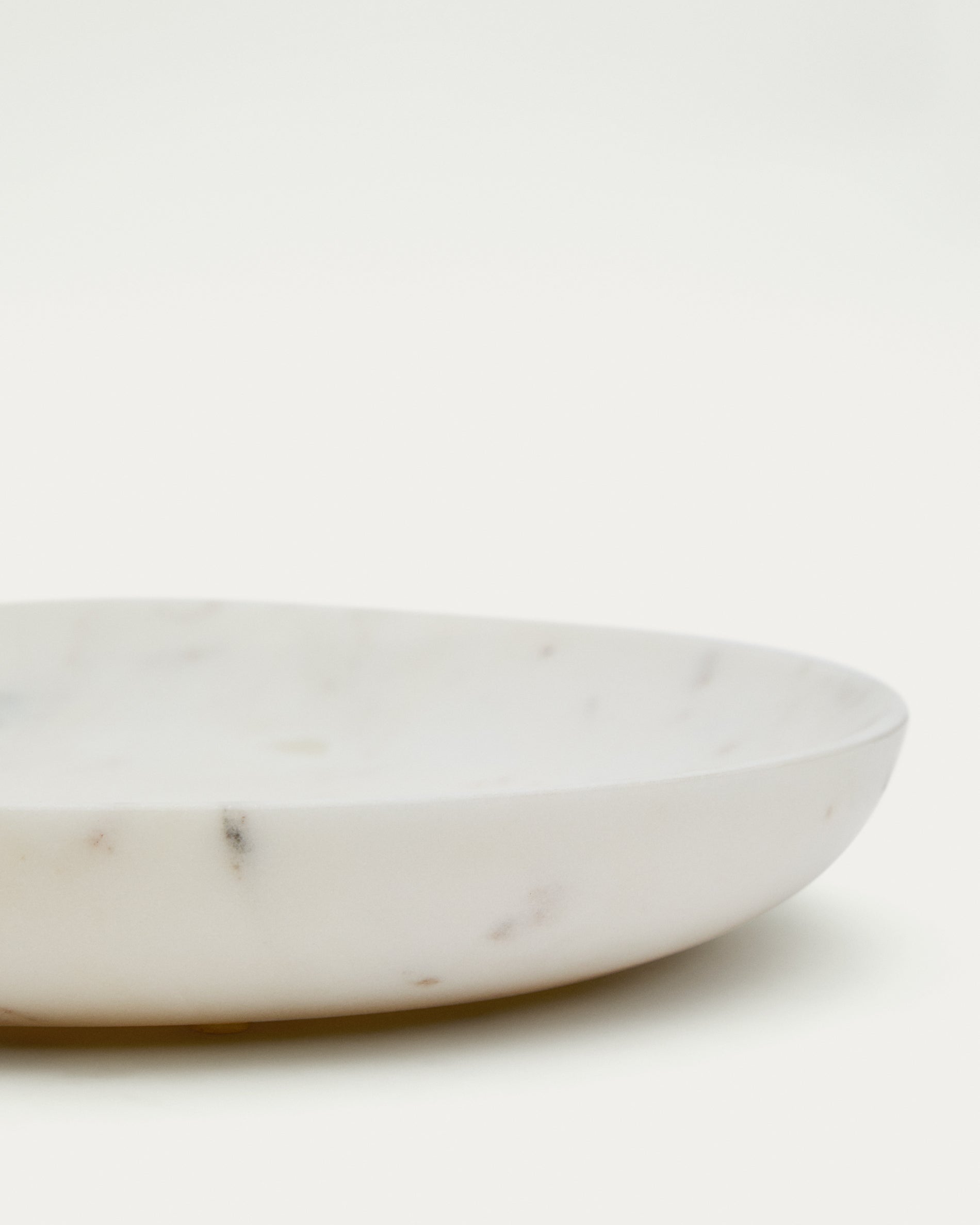 Ecin large, white marble serving plate - Detail