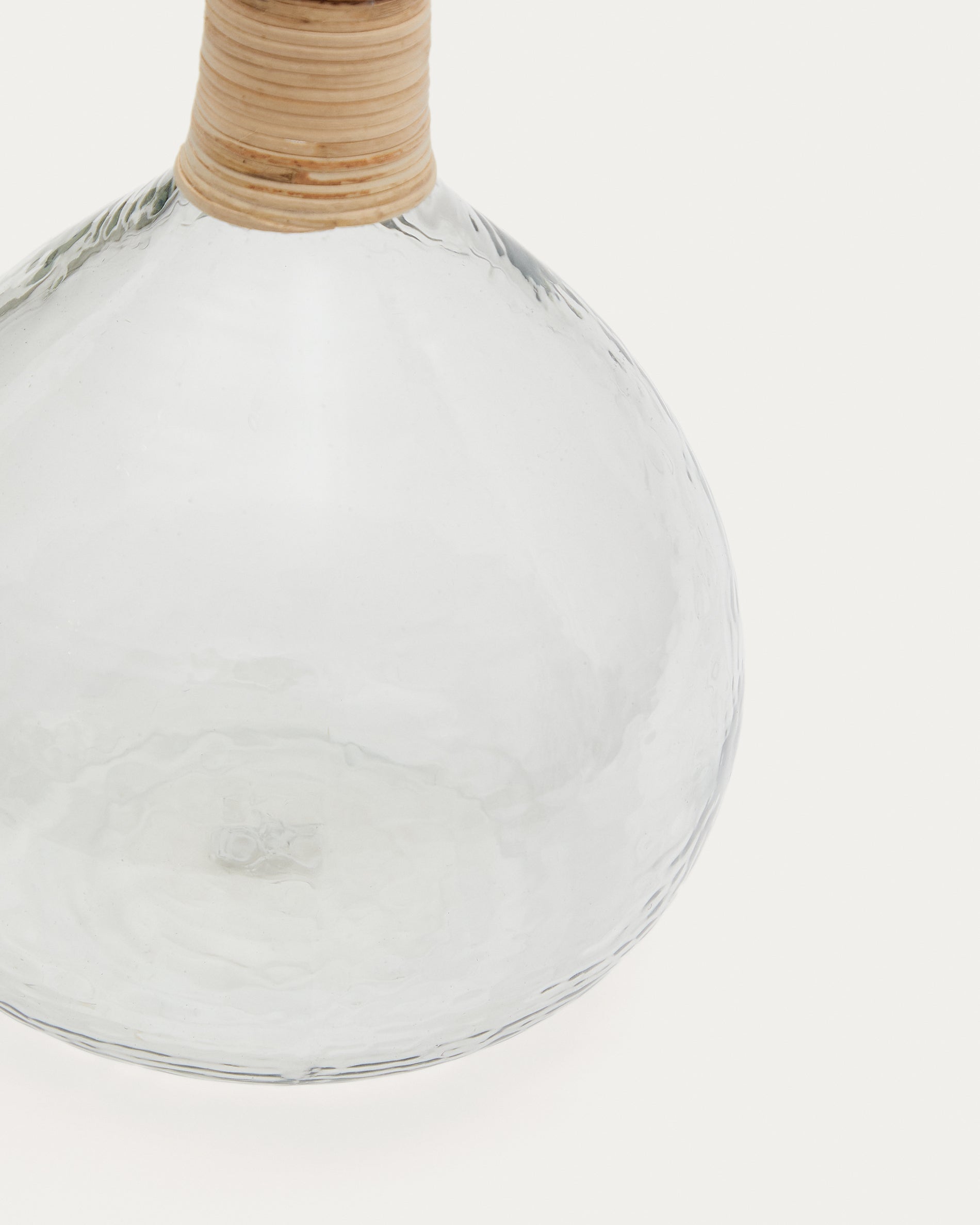 Serlina váza, rattanból és átlátszó újrahasznosított üvegből készült, 30 cm