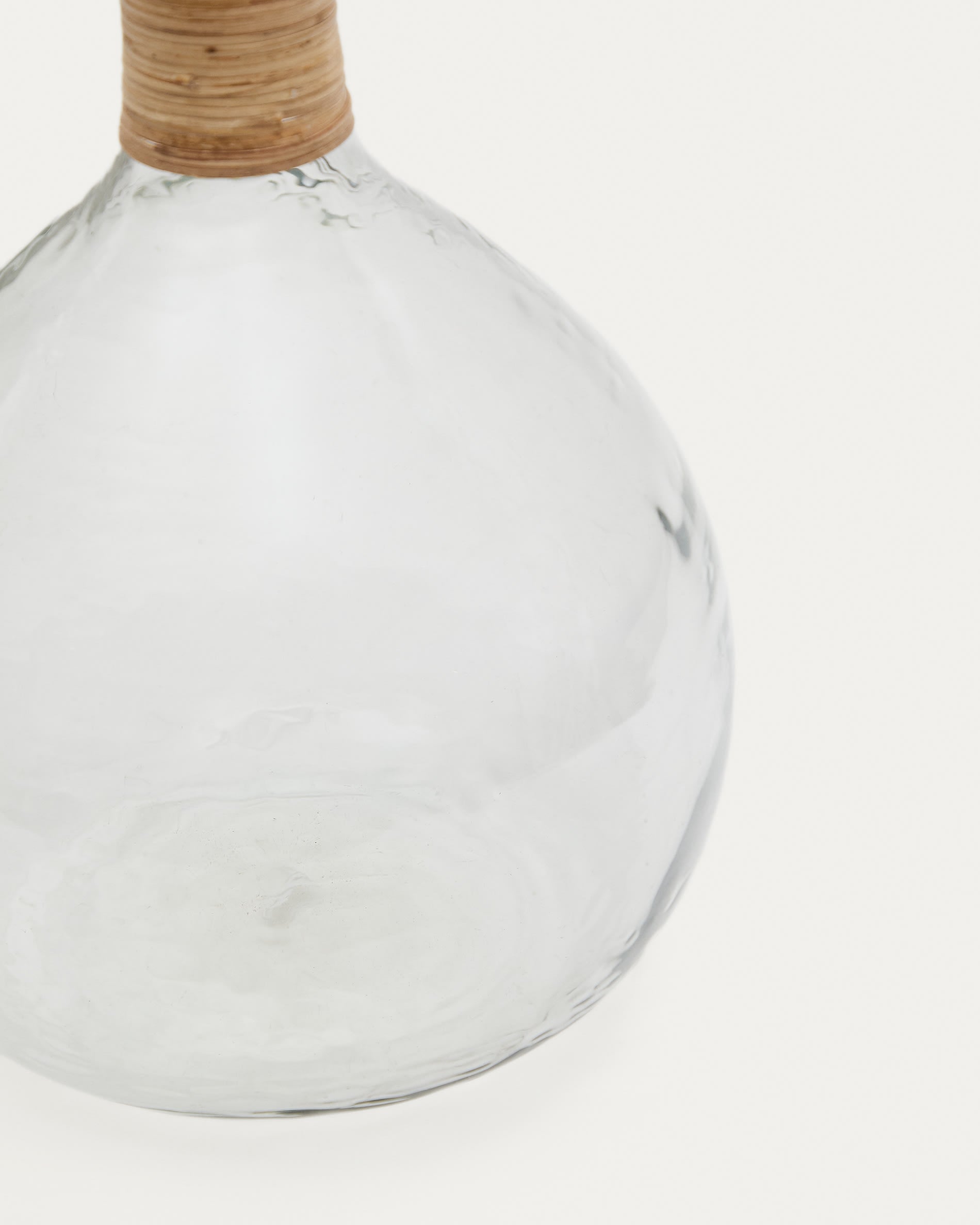 Serlina váza rattanból és átlátszó újrahasznosított üvegből, 37 cm