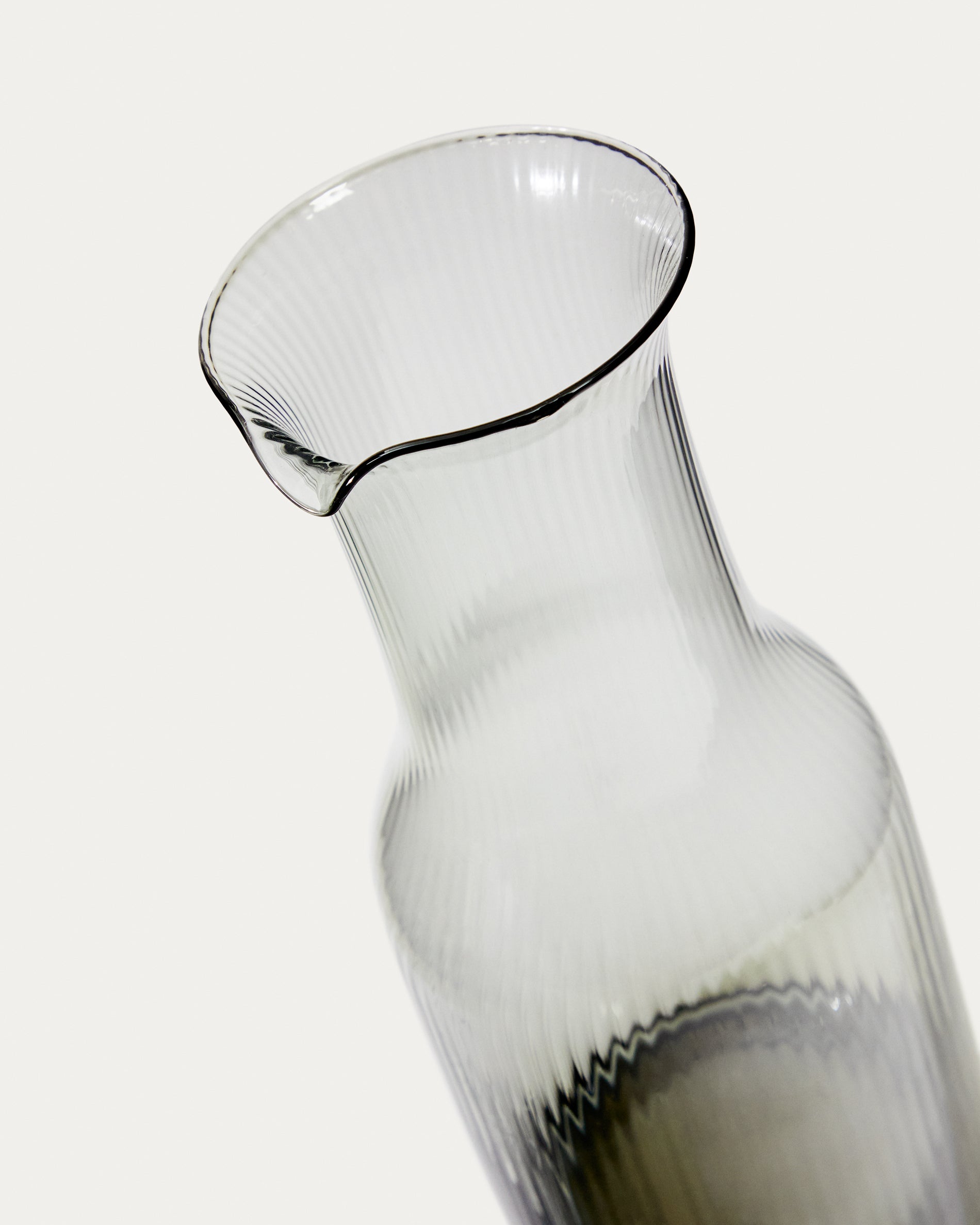 Thiba grey glass jug, 90 cl - Detail