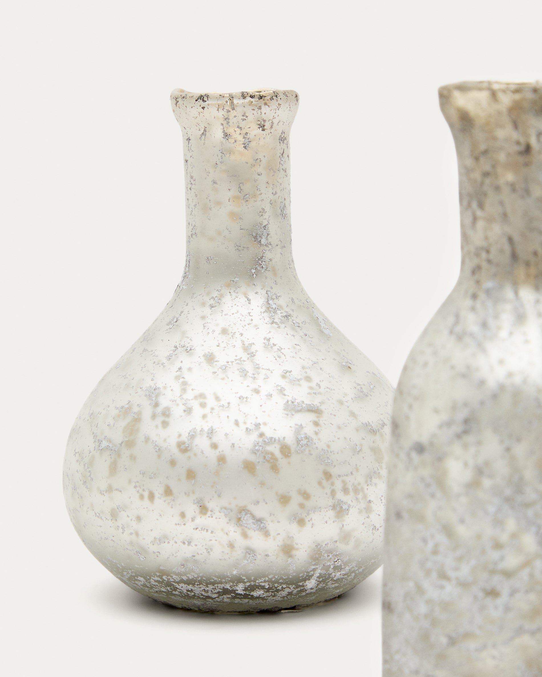 Deila set of 2 white, recycled-glass vases, 13 cm - Detail