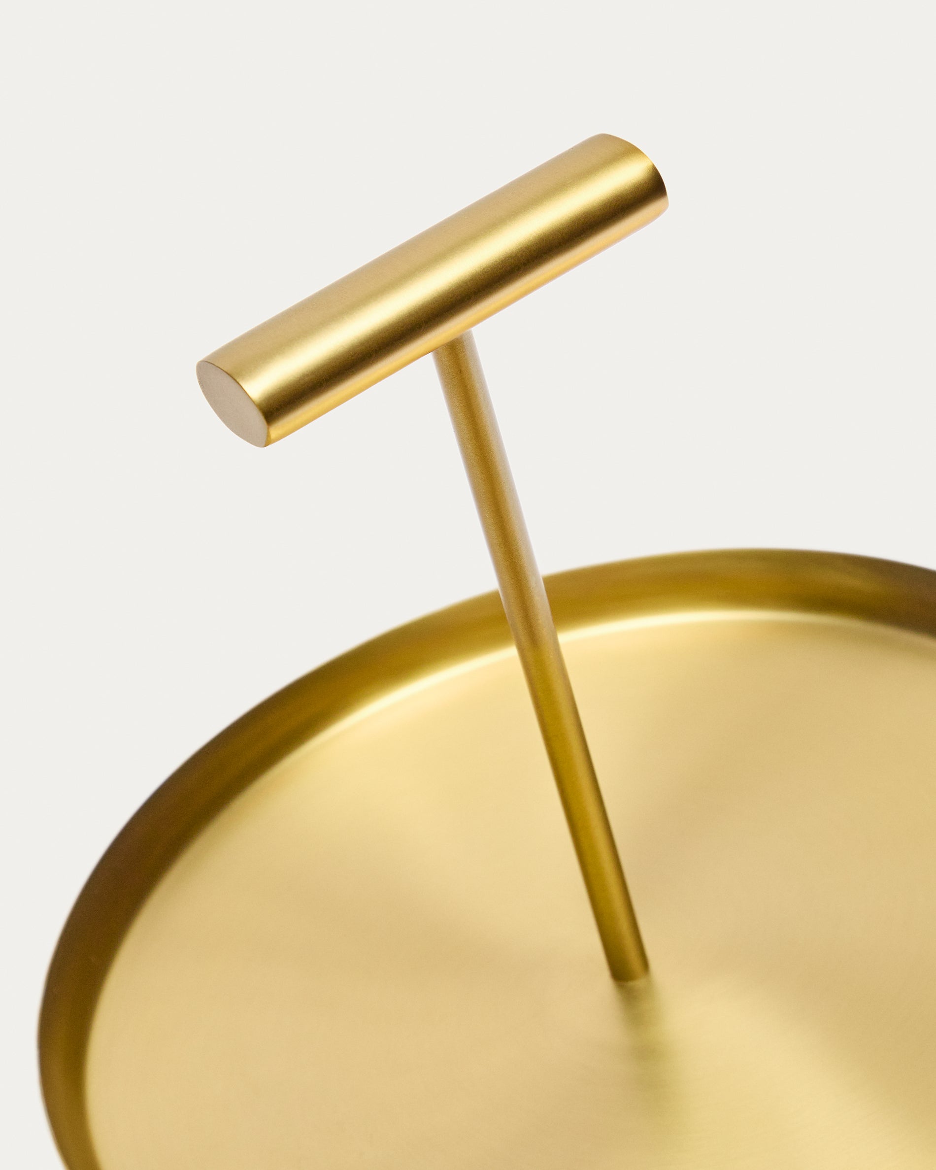 Aruc 2-layered tray made of gold-coloured stainless steel - Detail