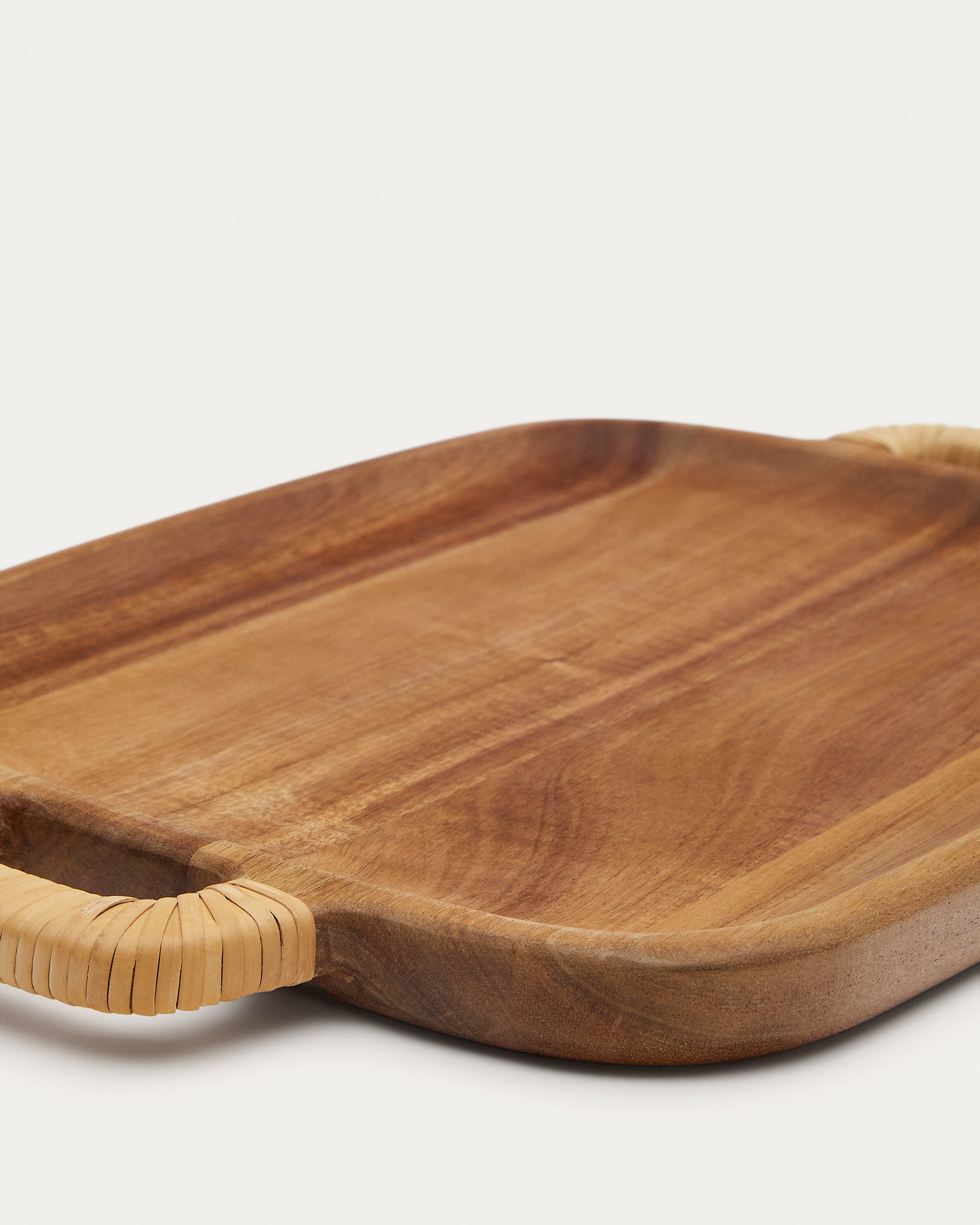 Sardis small serving board made from FSC 100% acacia wood and rattan - Detail