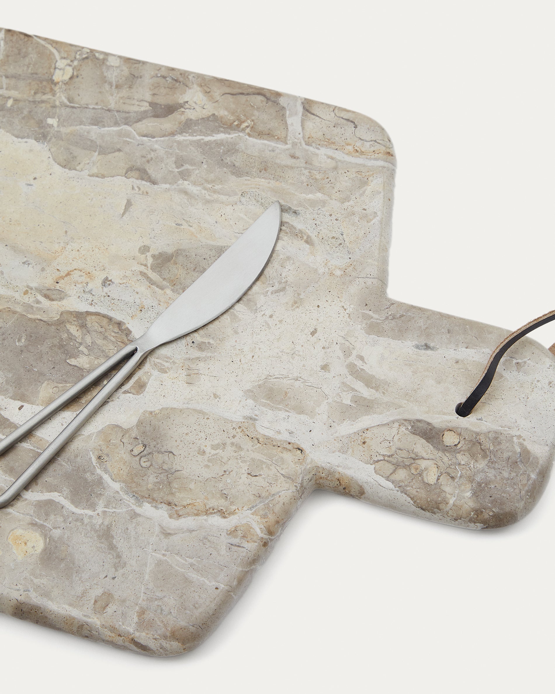 Suka large cutting board and beige marble knife set - Detail