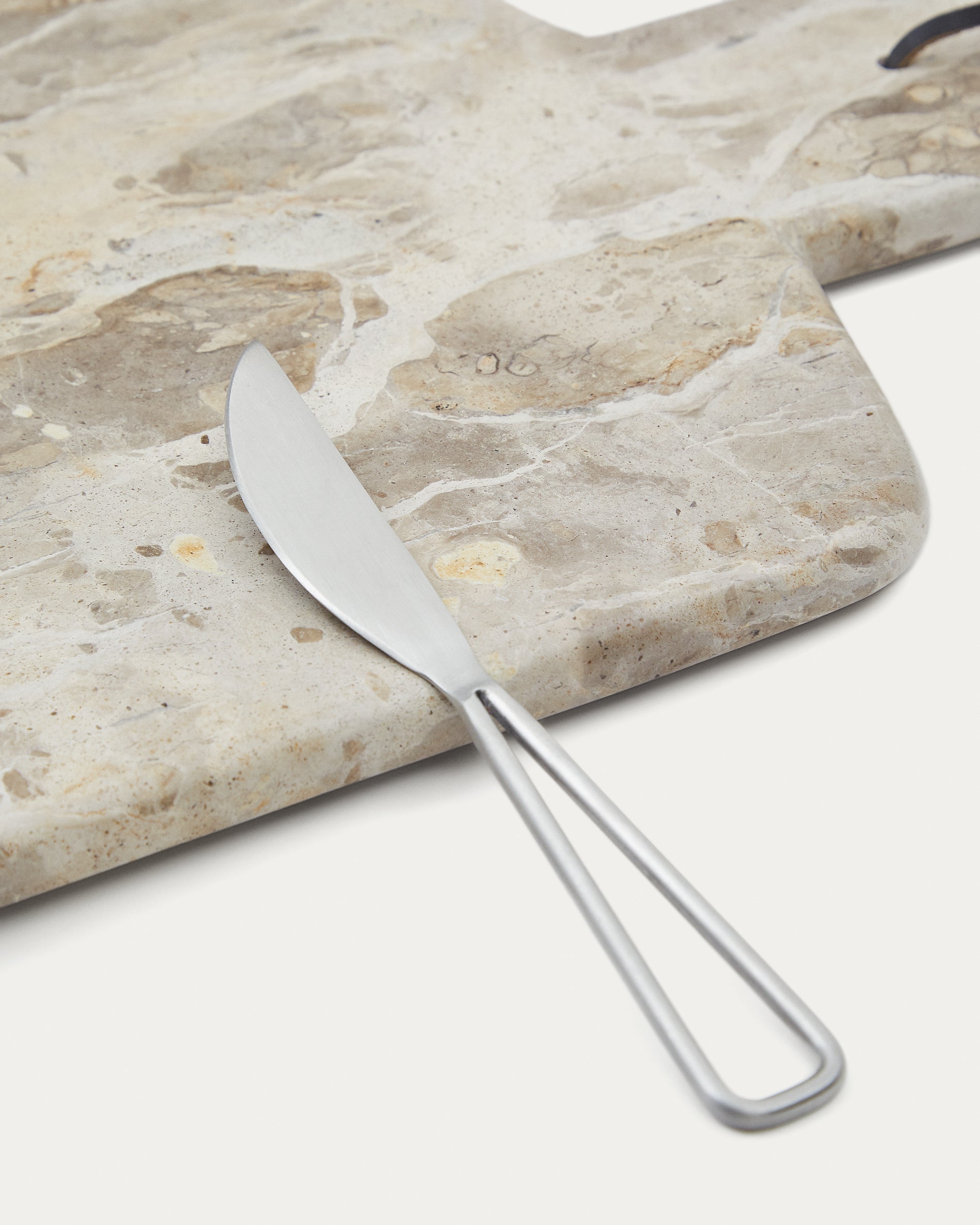 Suka large cutting board and beige marble knife set - Detail