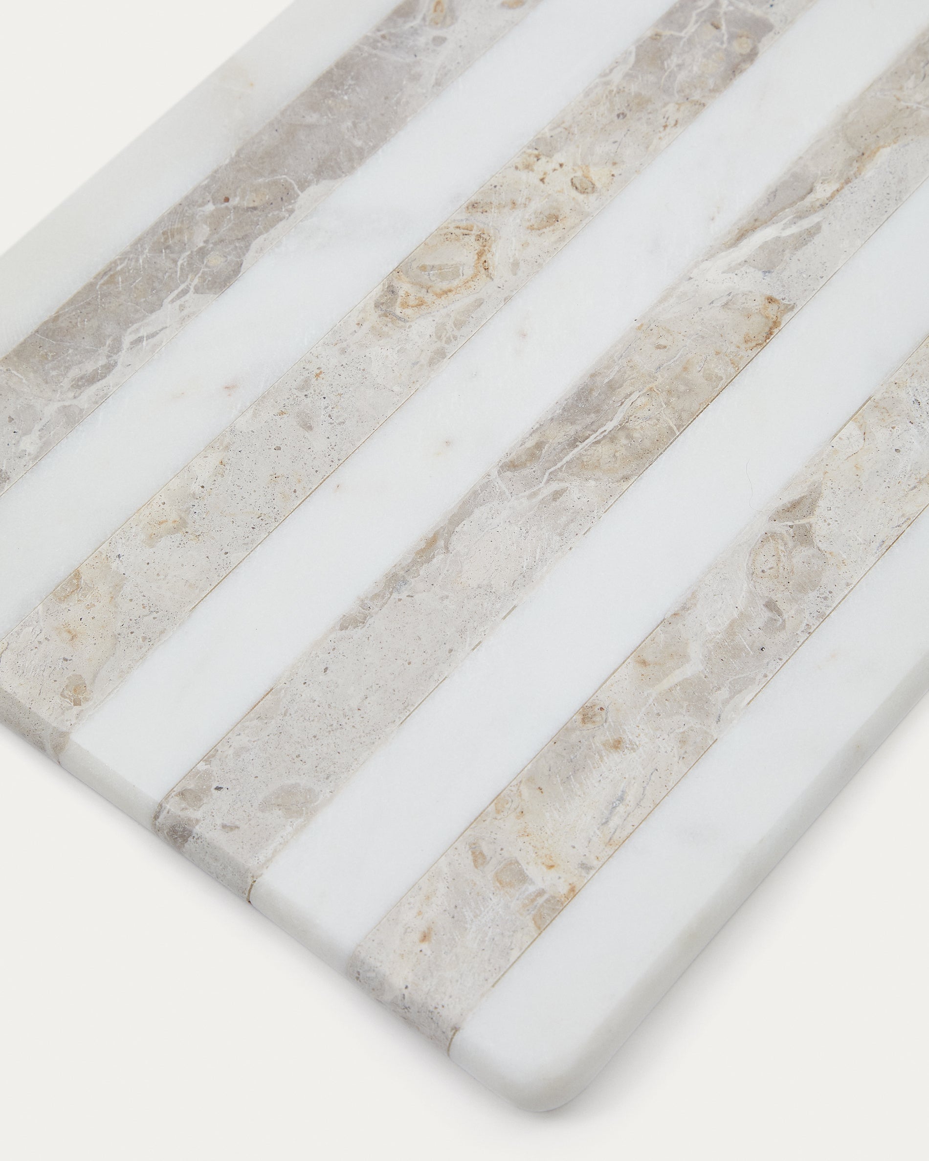 Sylara large serving board in grey and white marble - Detail