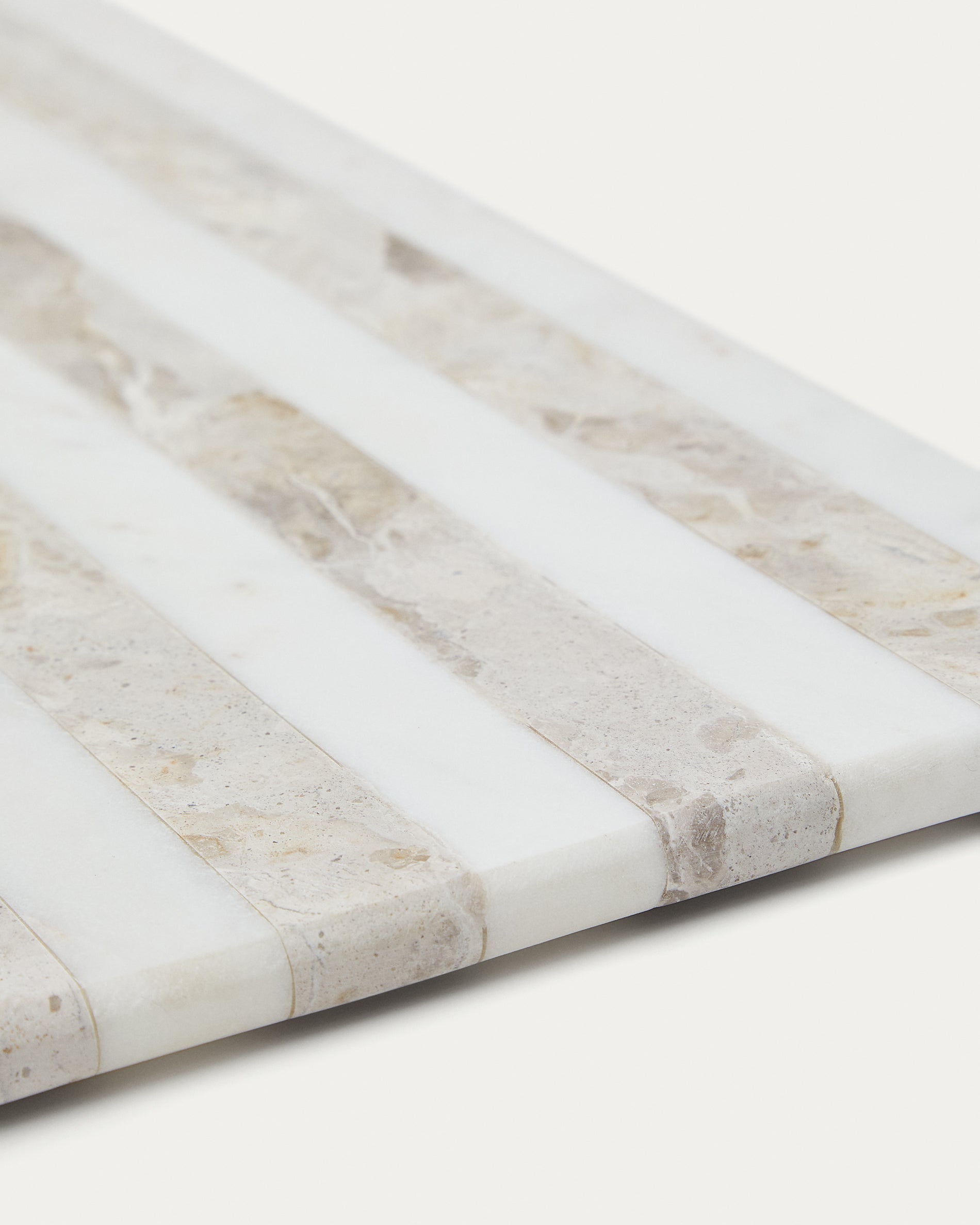 Sylara large serving board in grey and white marble - Detail