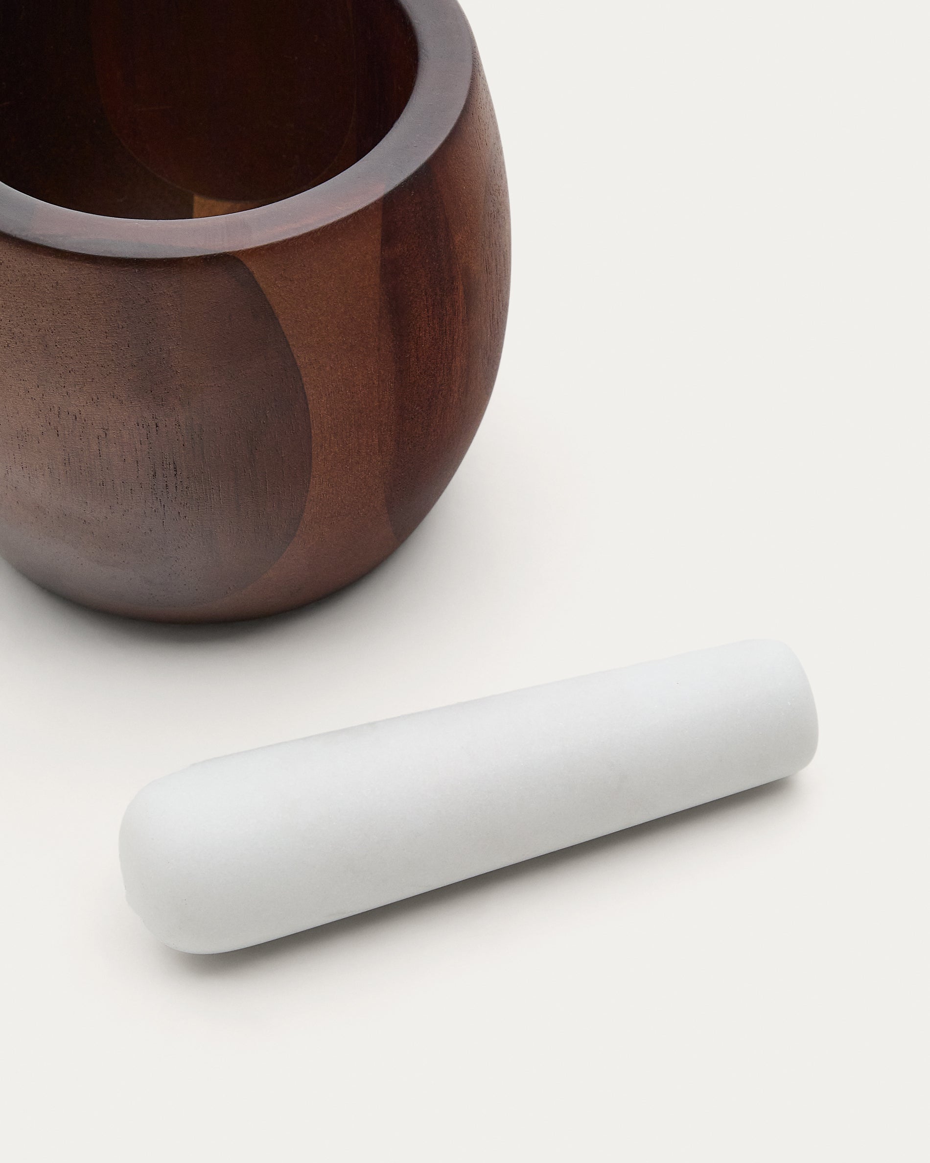 Tori mortar and pestle made of acacia wood and white marble FSC 100% - Detail