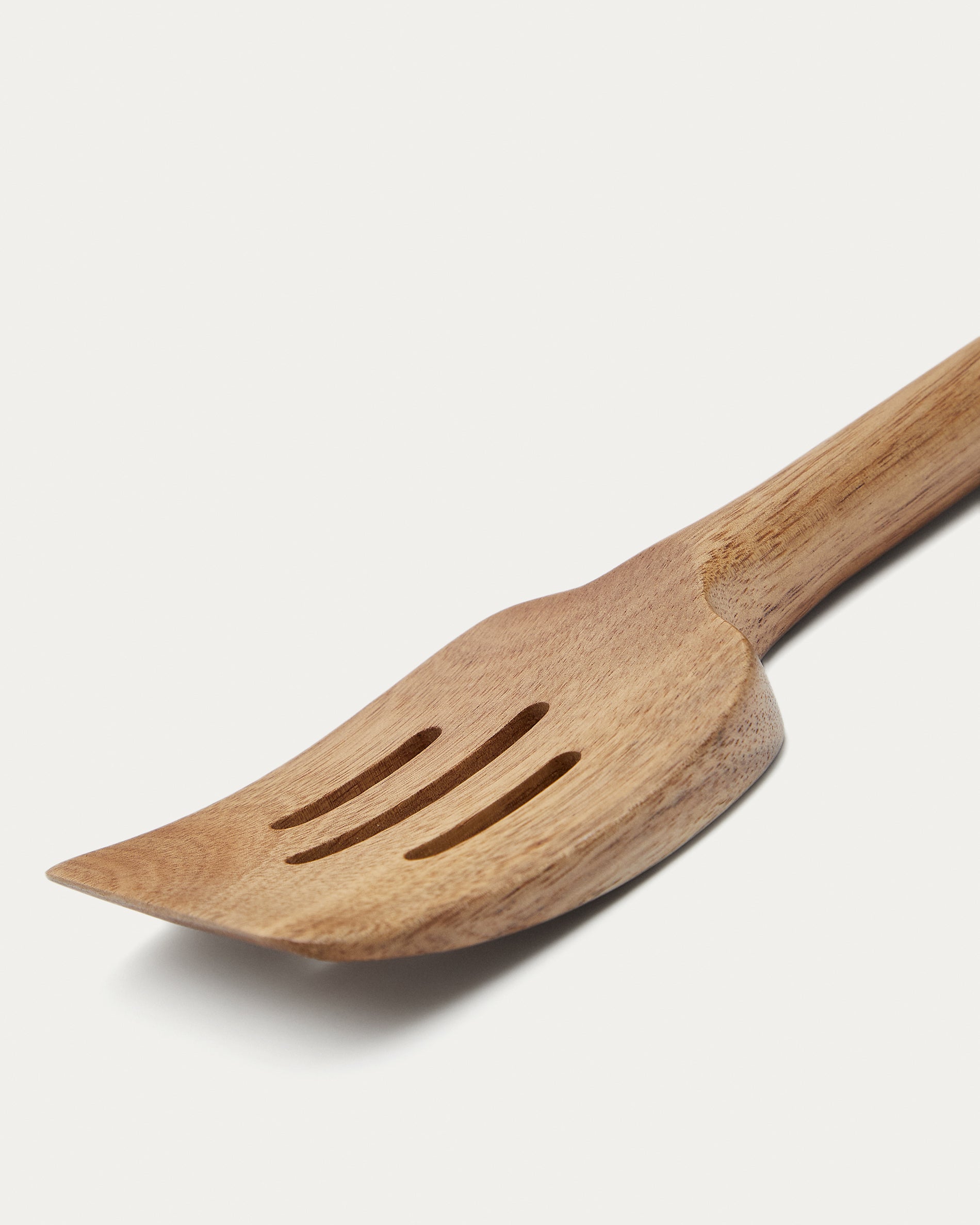 Sataya holed spatula made from FSC 100% acacia wood - Detail