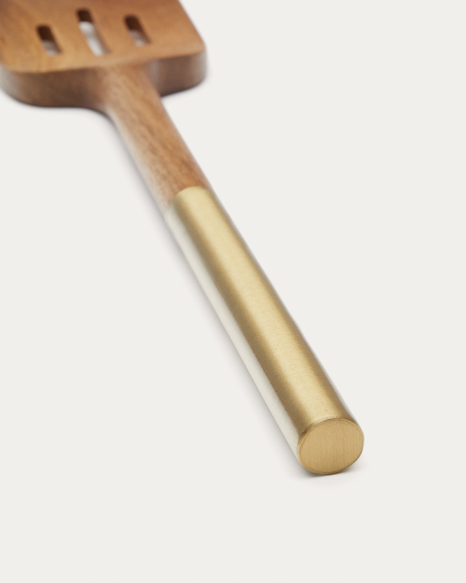 Sataya holed spatula made from FSC 100% acacia wood - Detail