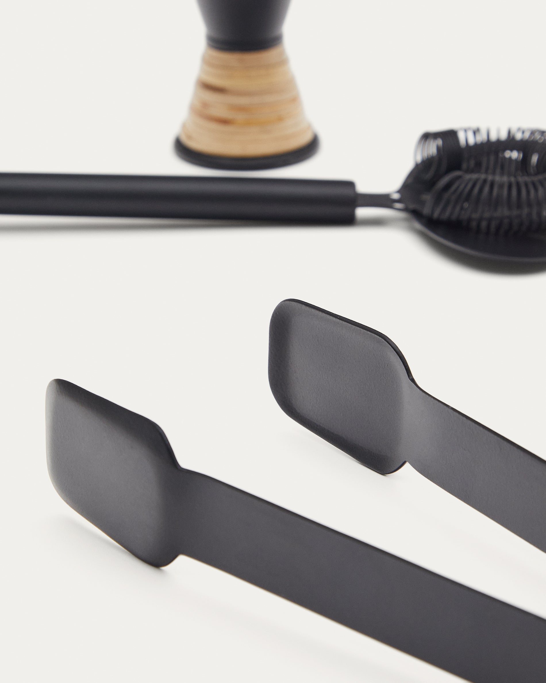 Shai set of black stainless steel and rattan cocktail utensils - Detail