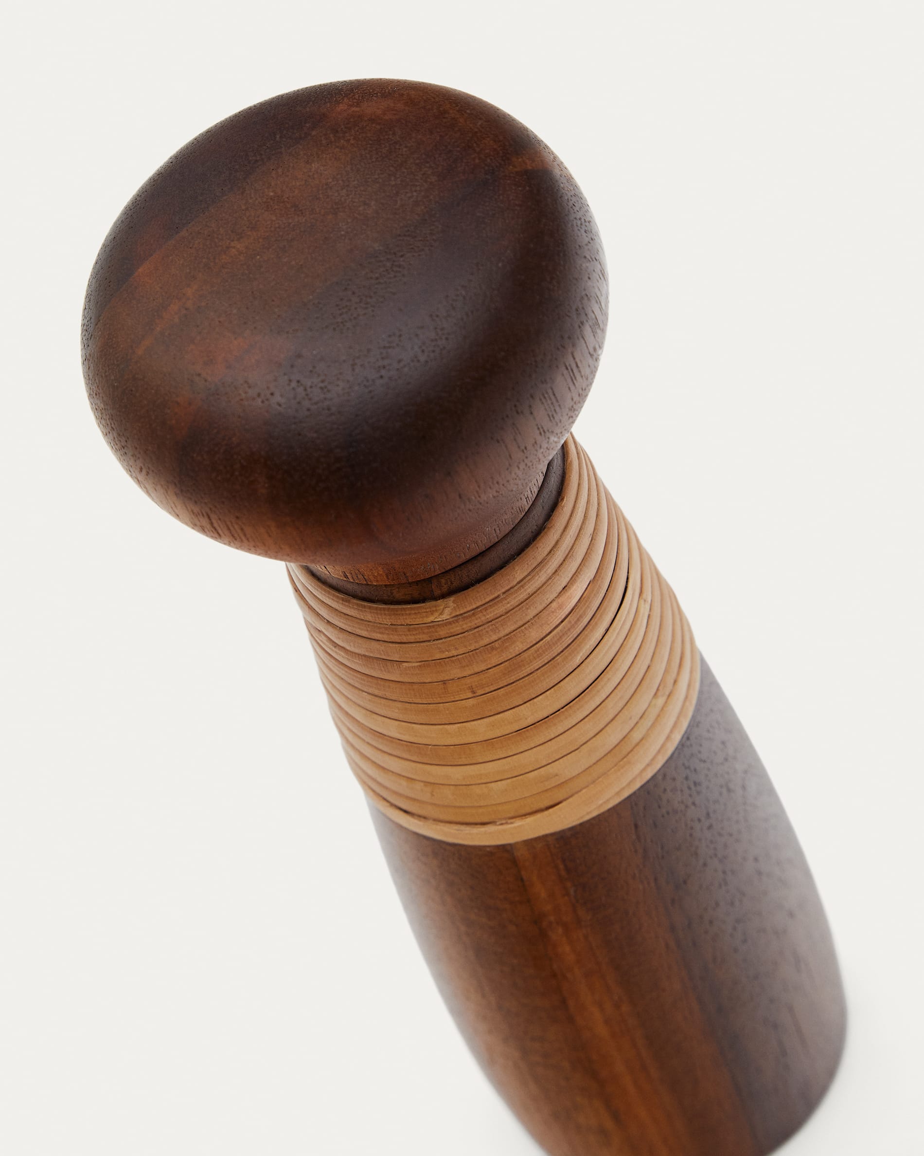 Sardis borsőrlő, készült FSC 100% akáciafából és rattanból, 20.3 cm