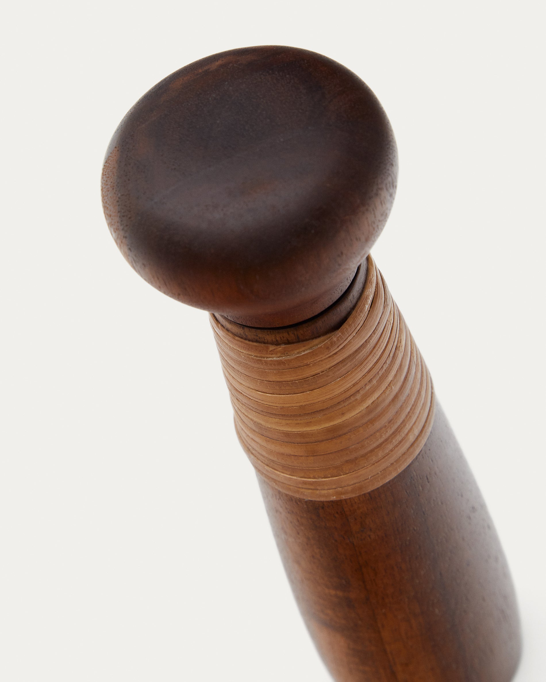 Sardis borsőrlő, készült FSC 100% akáciafából és rattanból, 22.9 cm