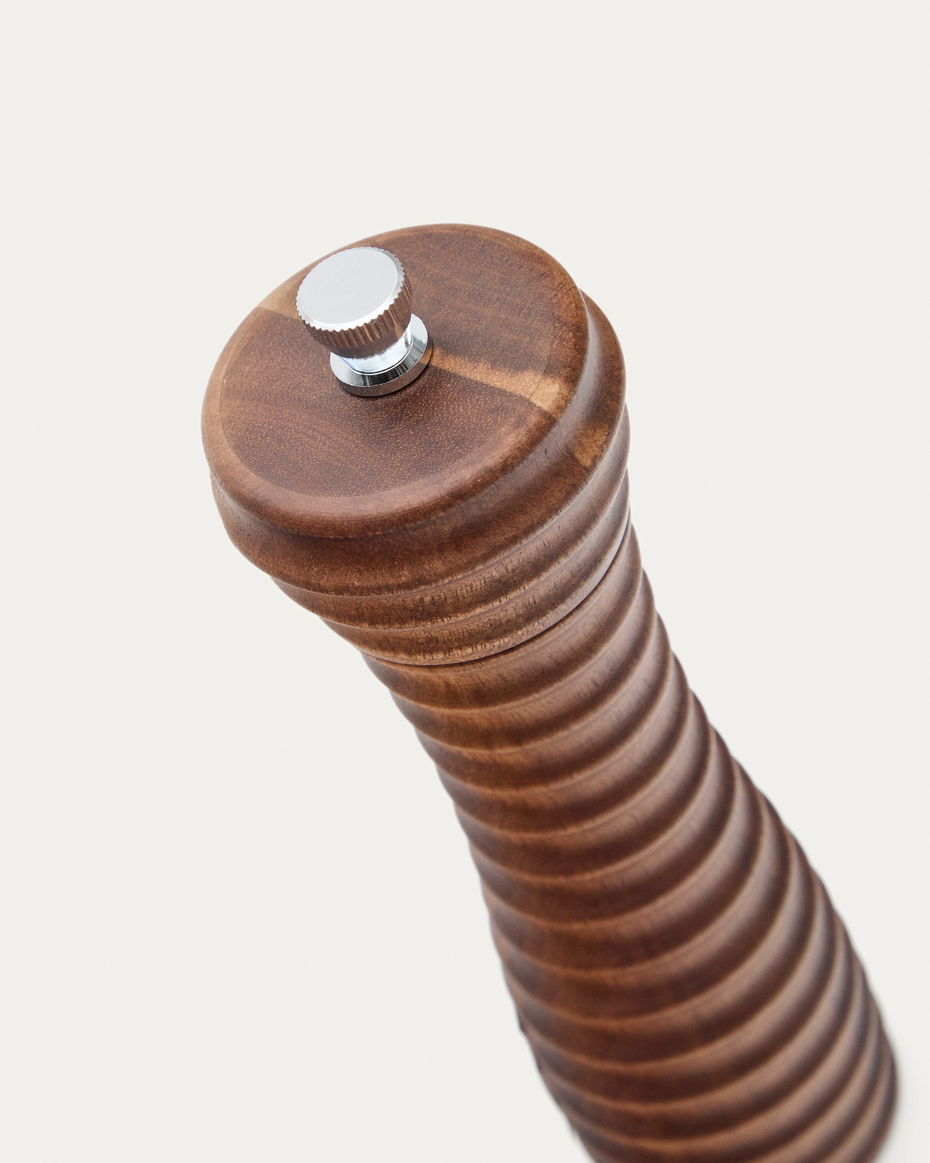 Rommu salt and pepper mill made of acacia wood, 18.9 cm FSC 100% - Detail
