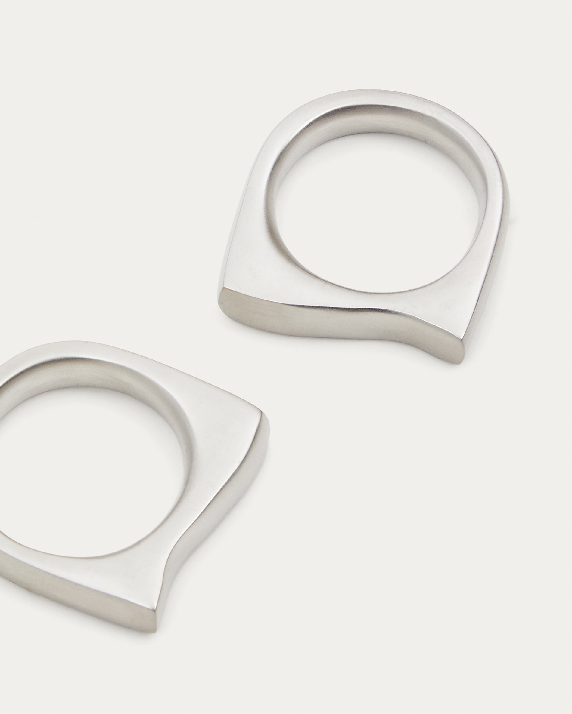 Aruc set of two semi-circular napkin rings in silver-plated stainless steel - Detail