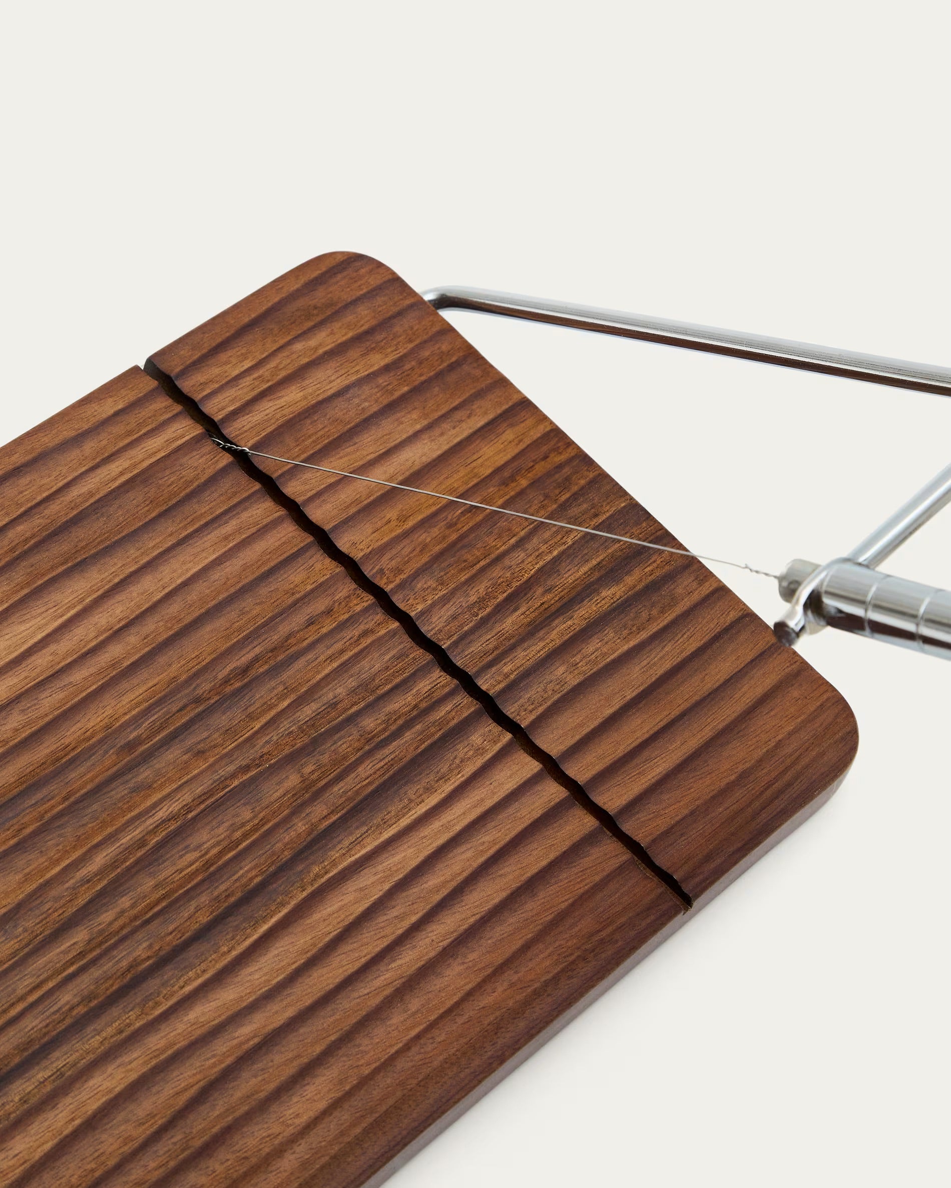 Rommu cheese cutting board, 100% FSC-certified acacia wood.