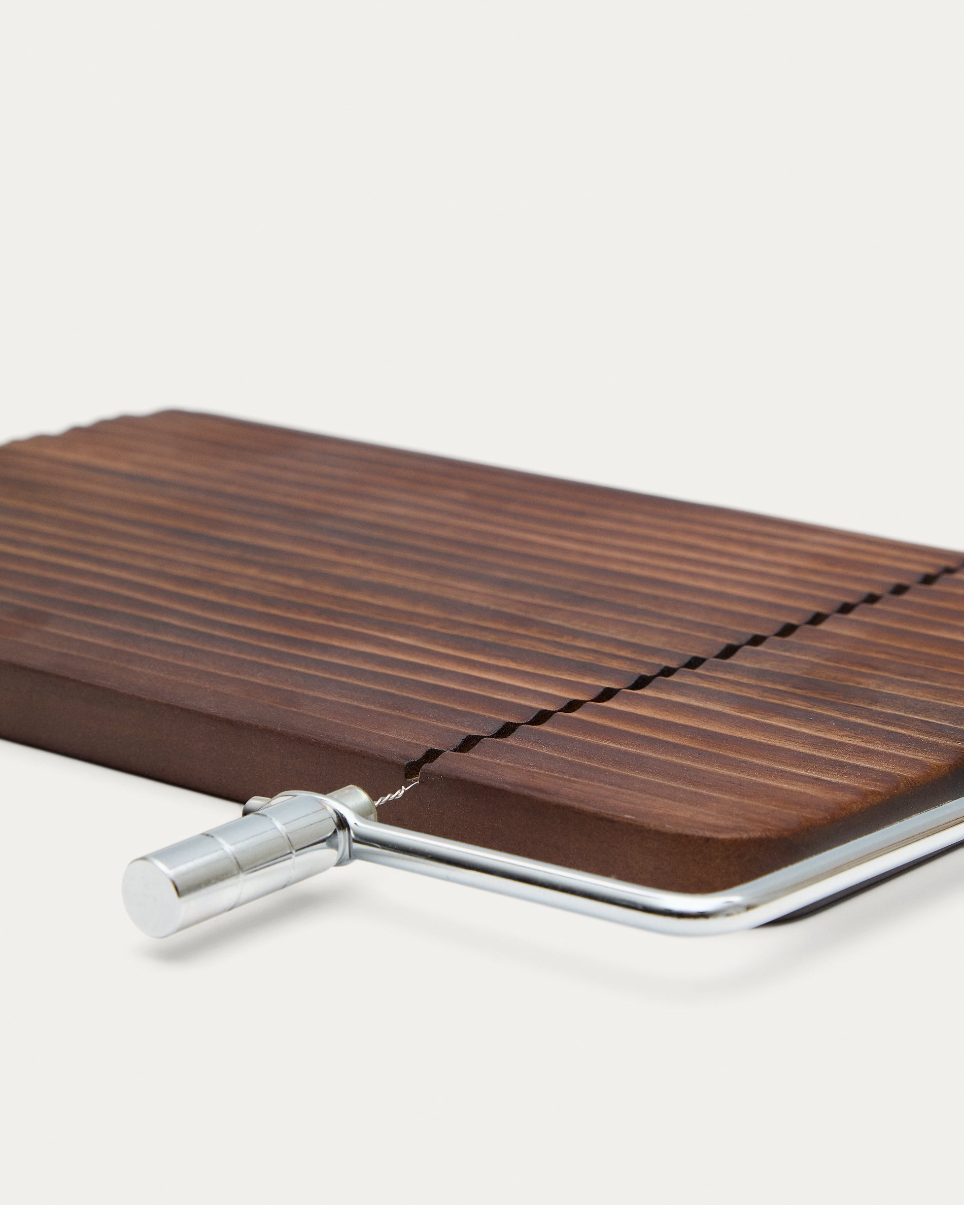 Rommu cheese cutting board made of acacia wood FSC 100% - Detail