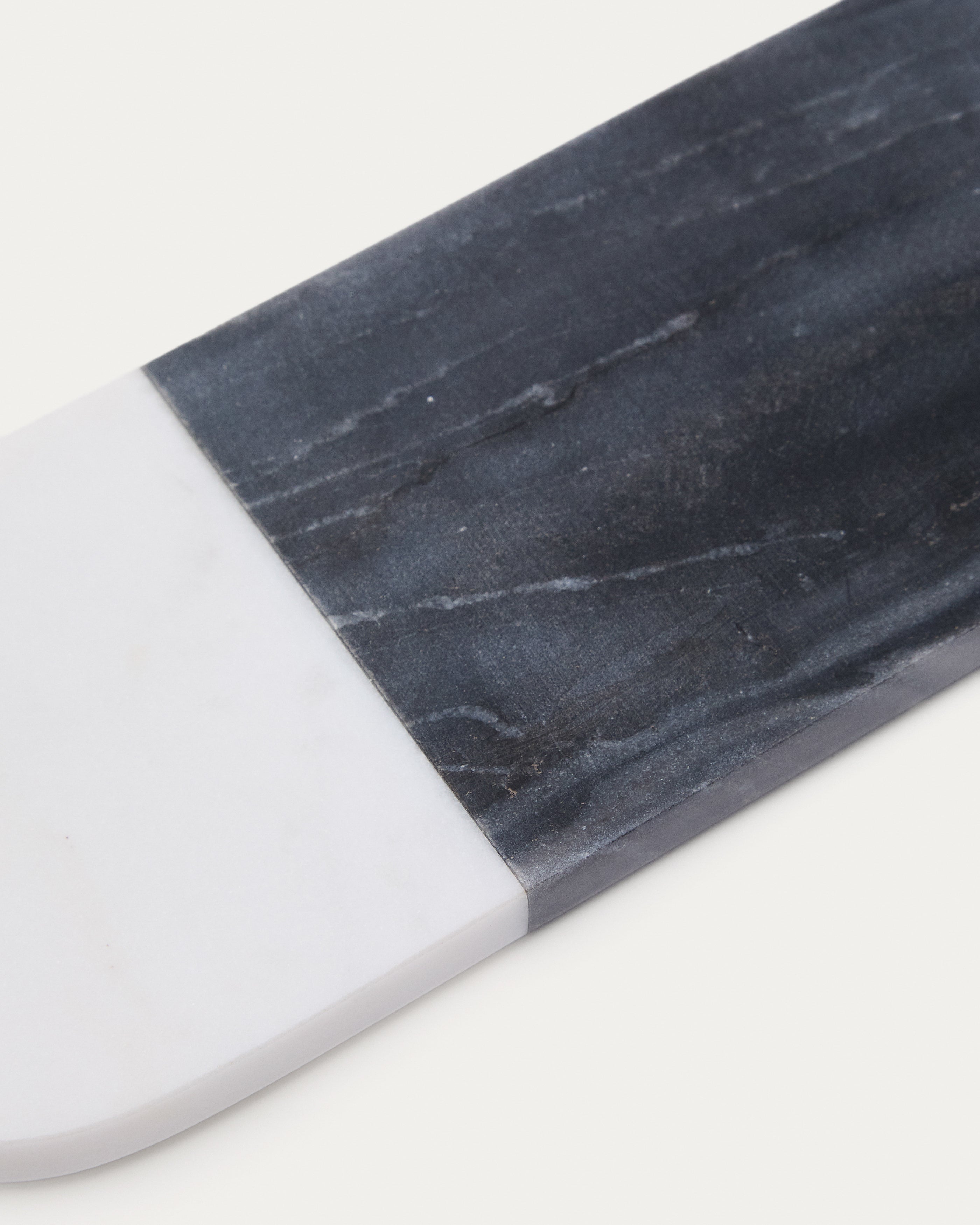 Nivol small serving board in black and white marble and travertine - Detail