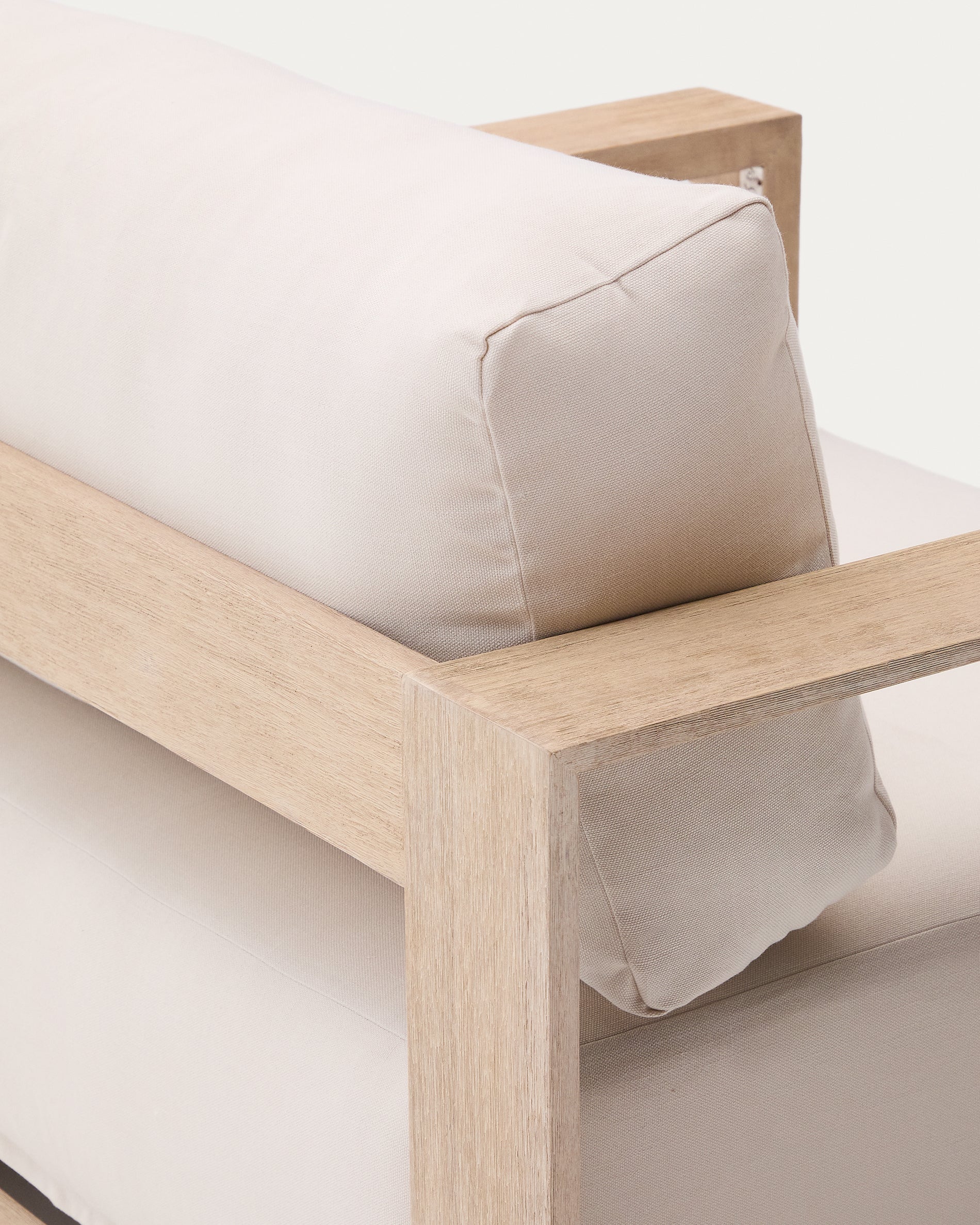 Ambra armchair in solid acacia wood with light finish FSC 100% - Detail