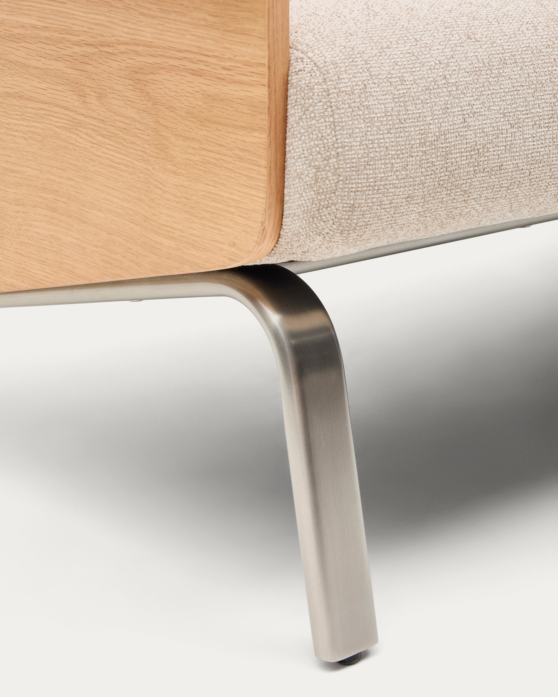 Amsen beige 2-seater sofa in oak plywood with brushed stainless steel legs 150cm - Detail