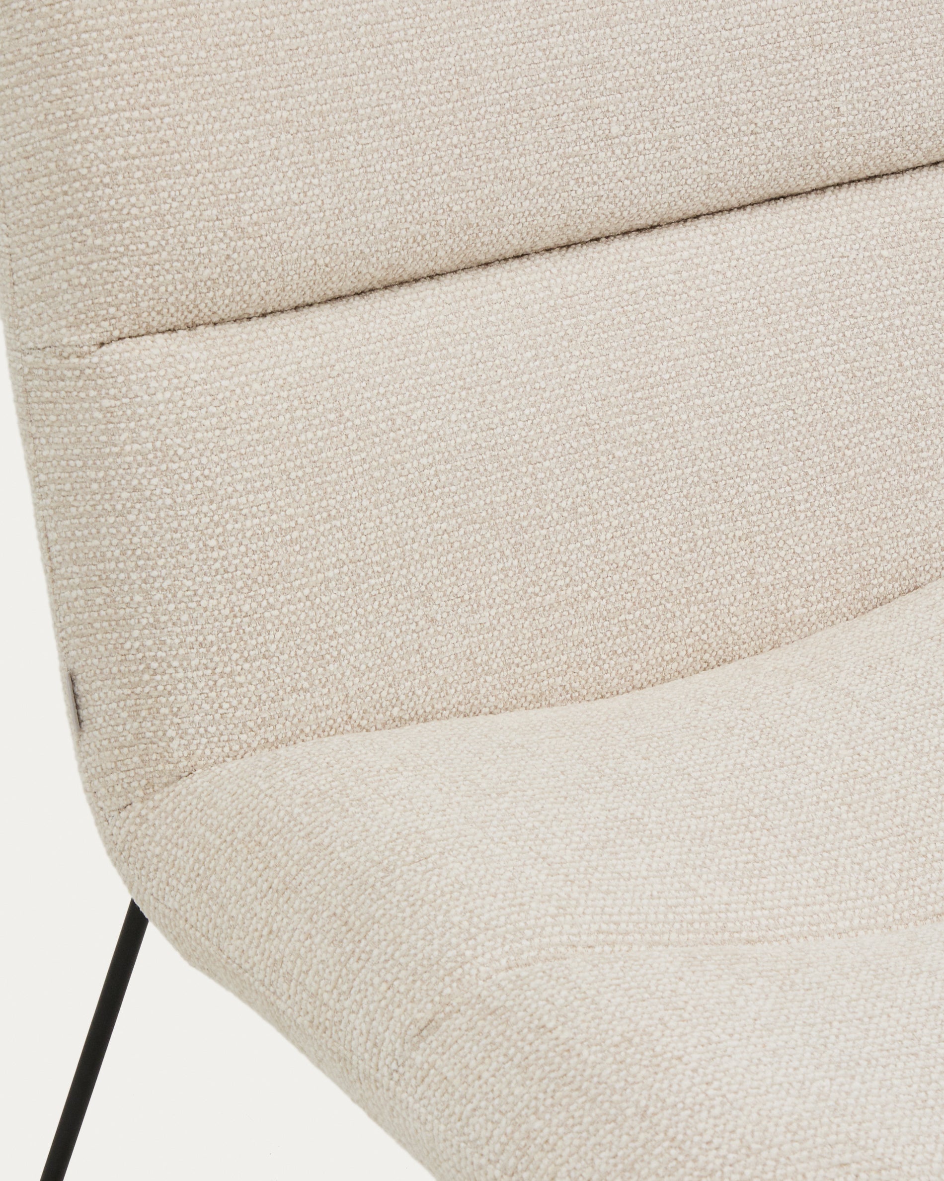 Asen beige chenille armchair with black steel legs FSC 100% - Detail