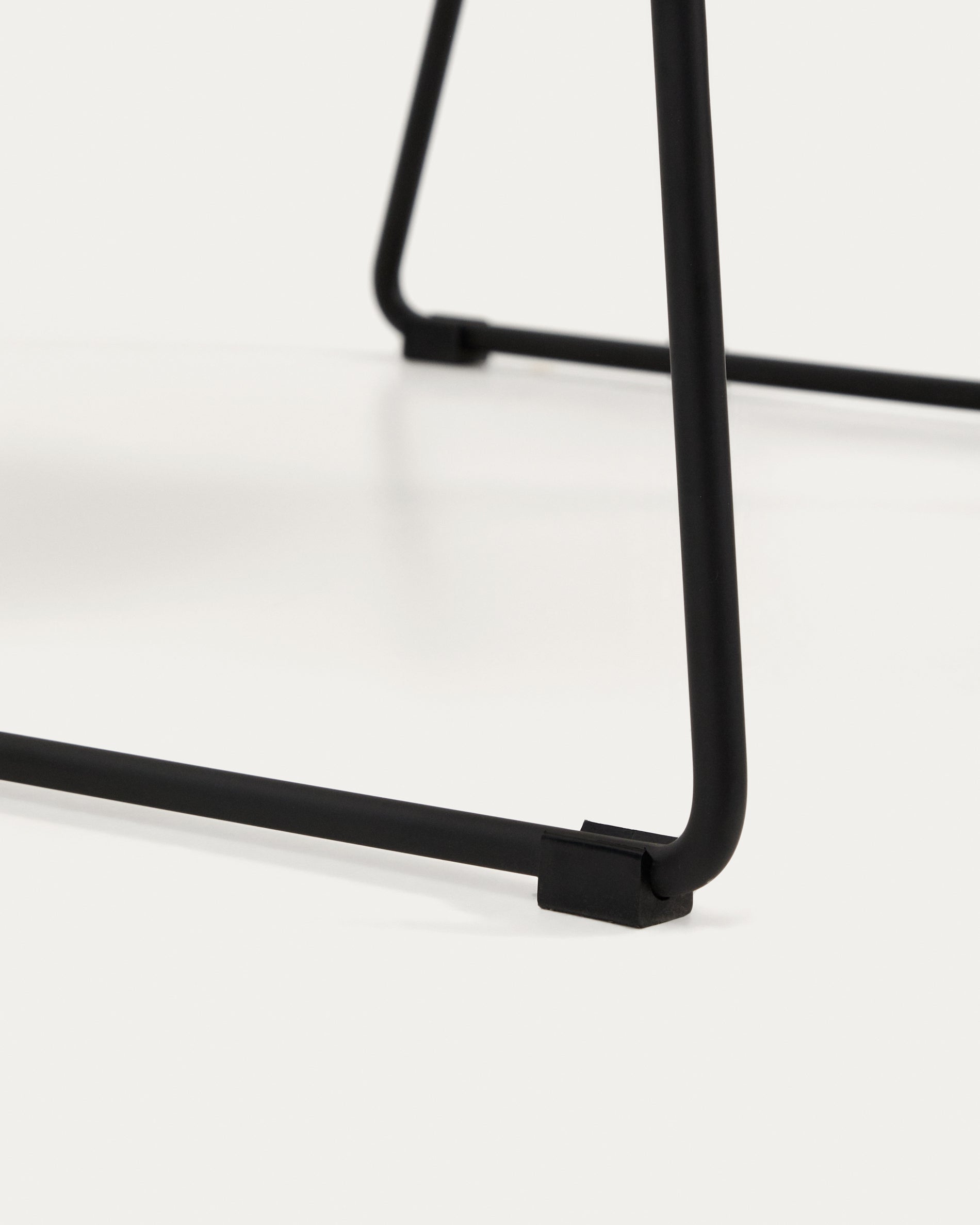 Asen beige chenille armchair with black steel legs FSC 100% - Detail