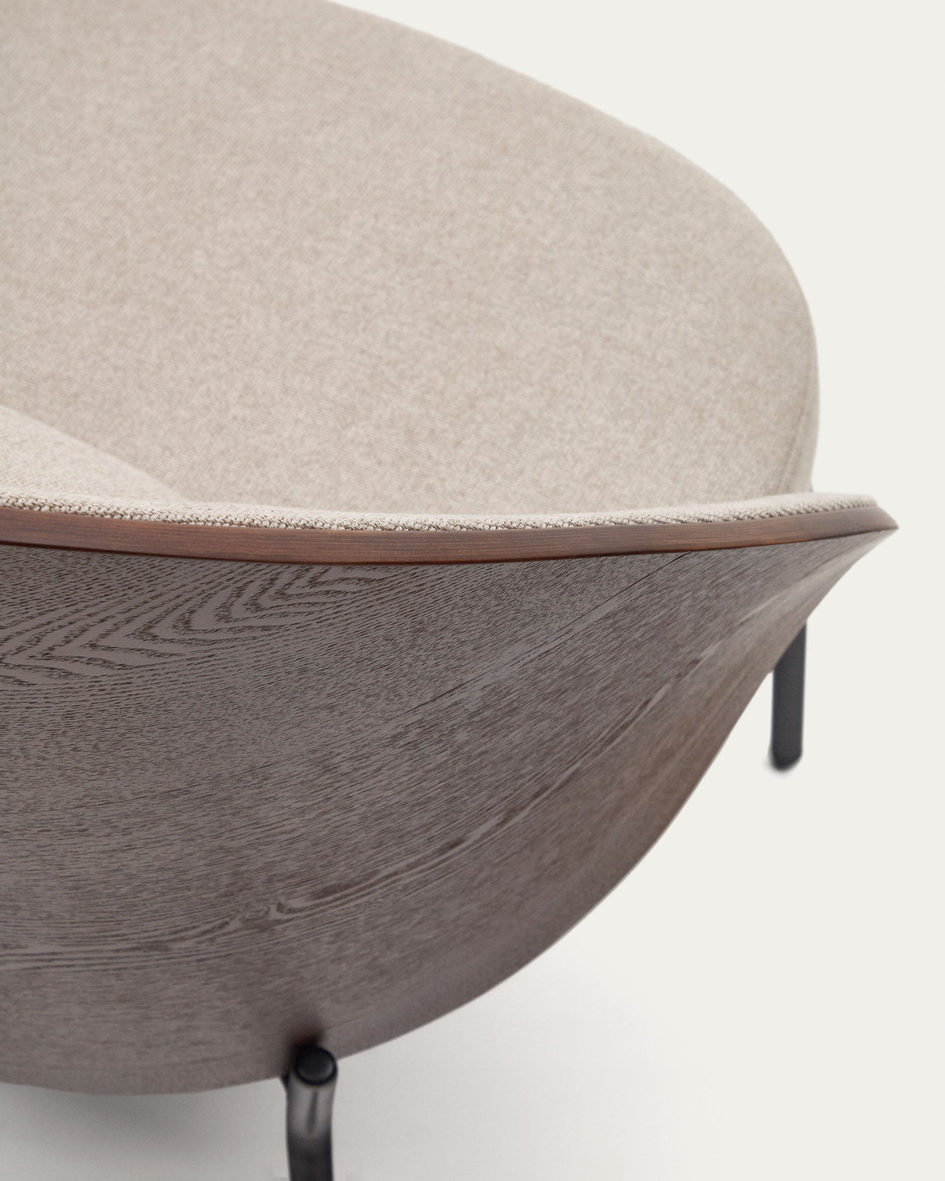 Eamy light brown armchair in an ash wood veneer with a walnut finish and black metal - Detail