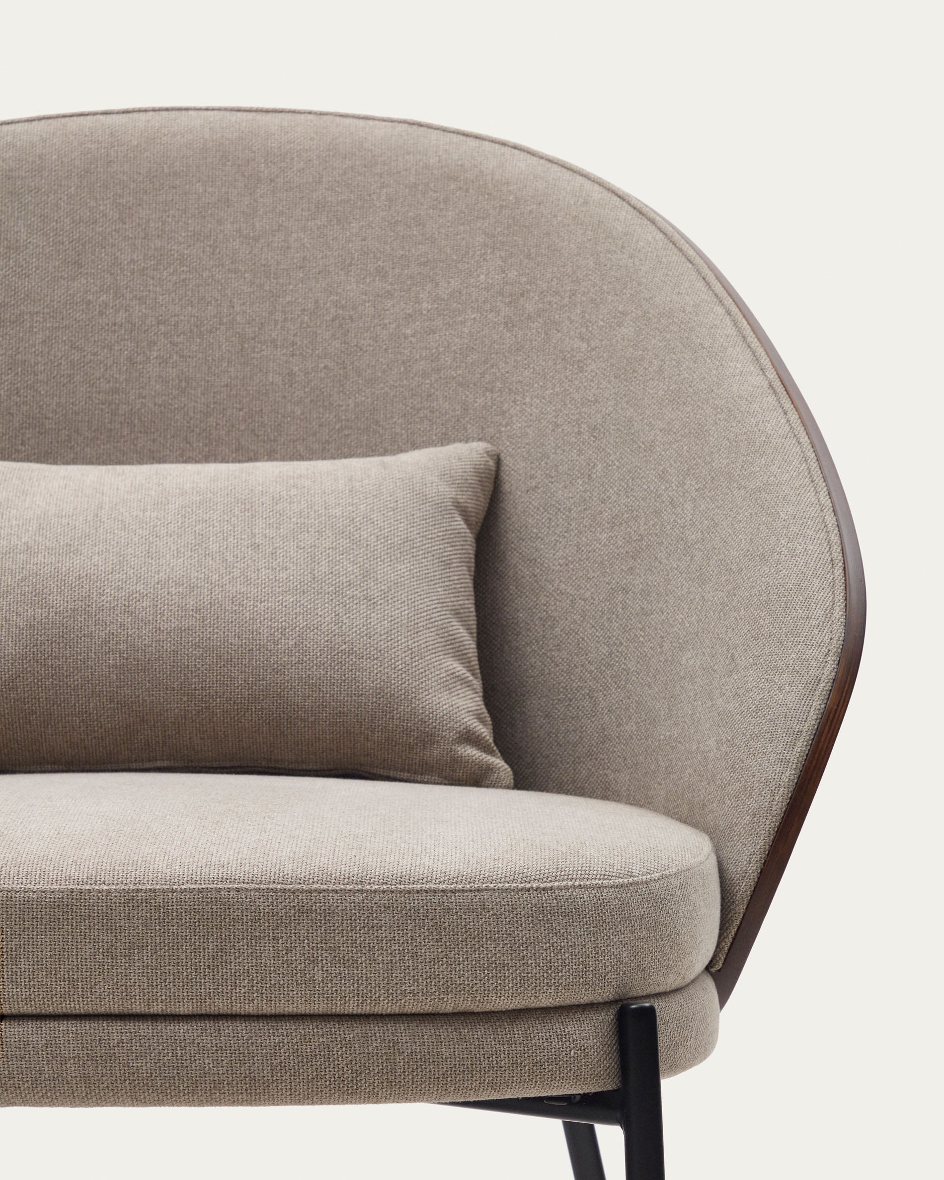 Eamy light brown armchair in an ash wood veneer with a walnut finish and black metal - Detail