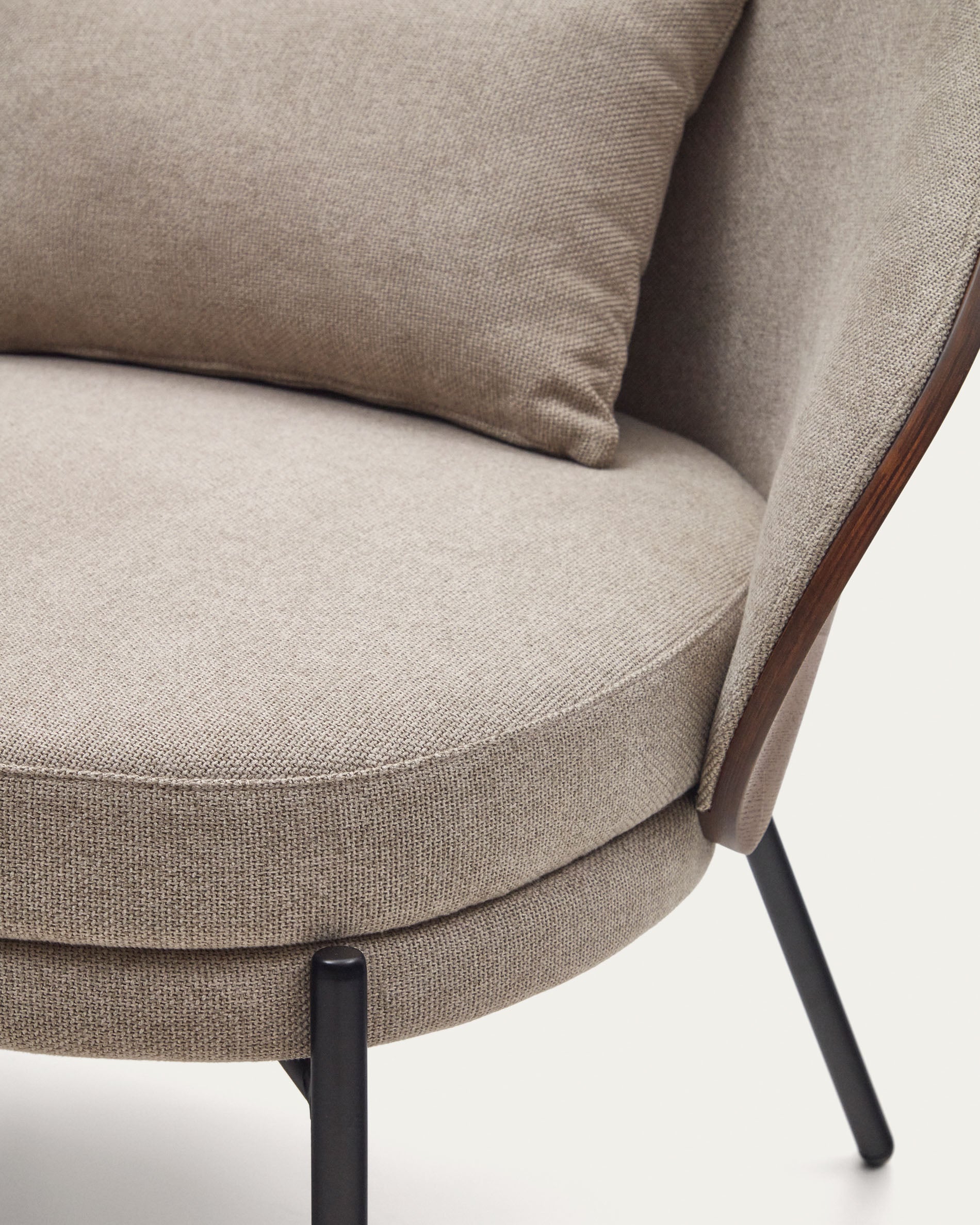 Eamy light brown armchair in an ash wood veneer with a walnut finish and black metal - Detail