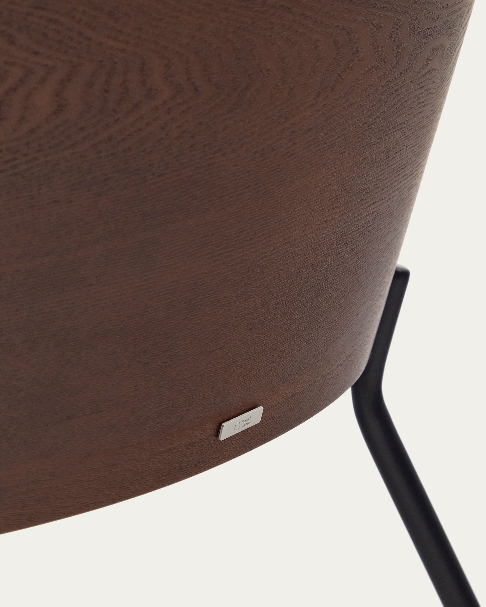 Eamy light brown armchair in an ash wood veneer with a walnut finish and black metal - Detail