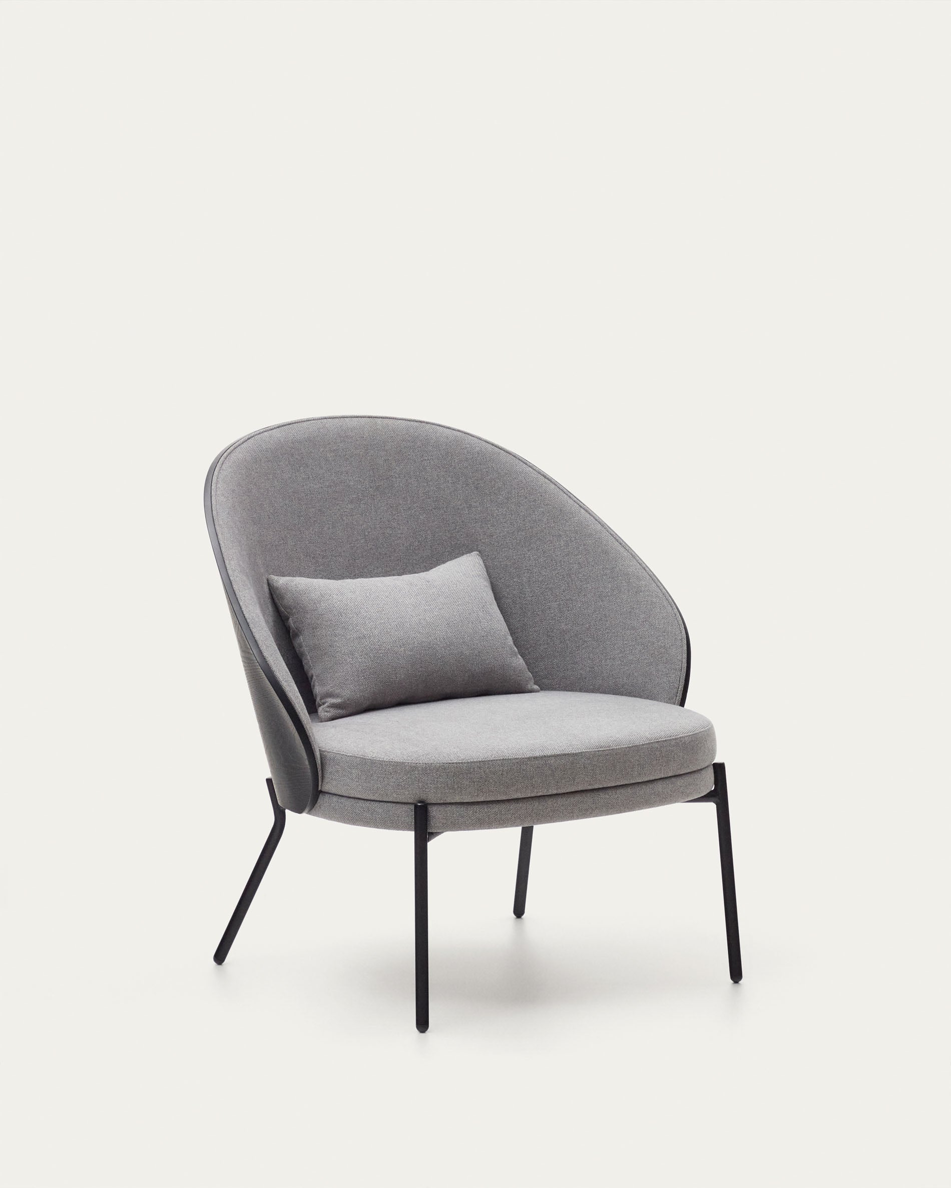 Eamy light grey armchair in an ash wood veneer with a black finish and black metal - Detail