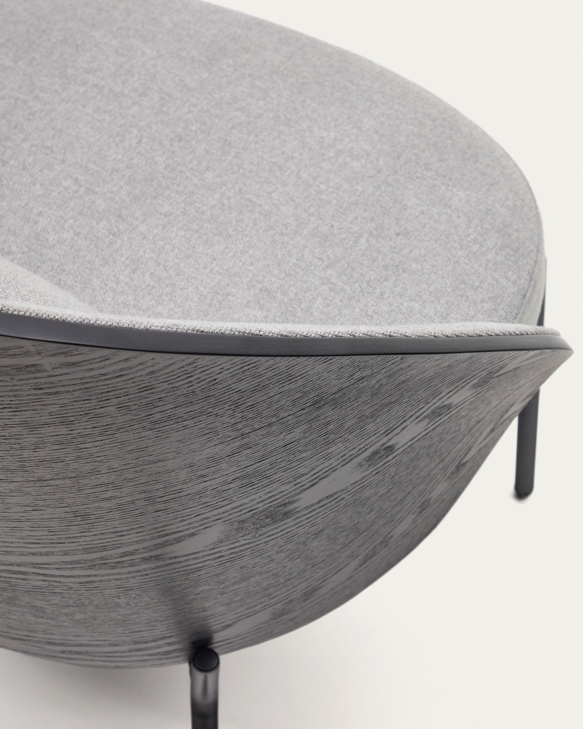 Eamy light grey armchair in an ash wood veneer with a black finish and black metal - Detail