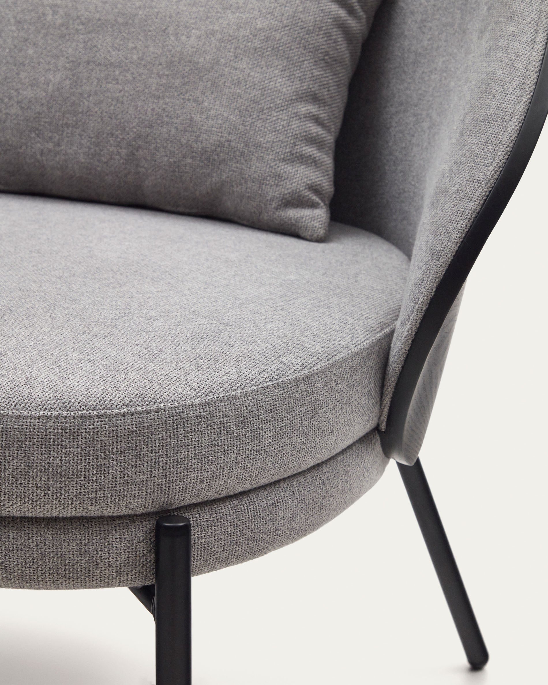 Eamy light grey armchair in an ash wood veneer with a black finish and black metal - Detail
