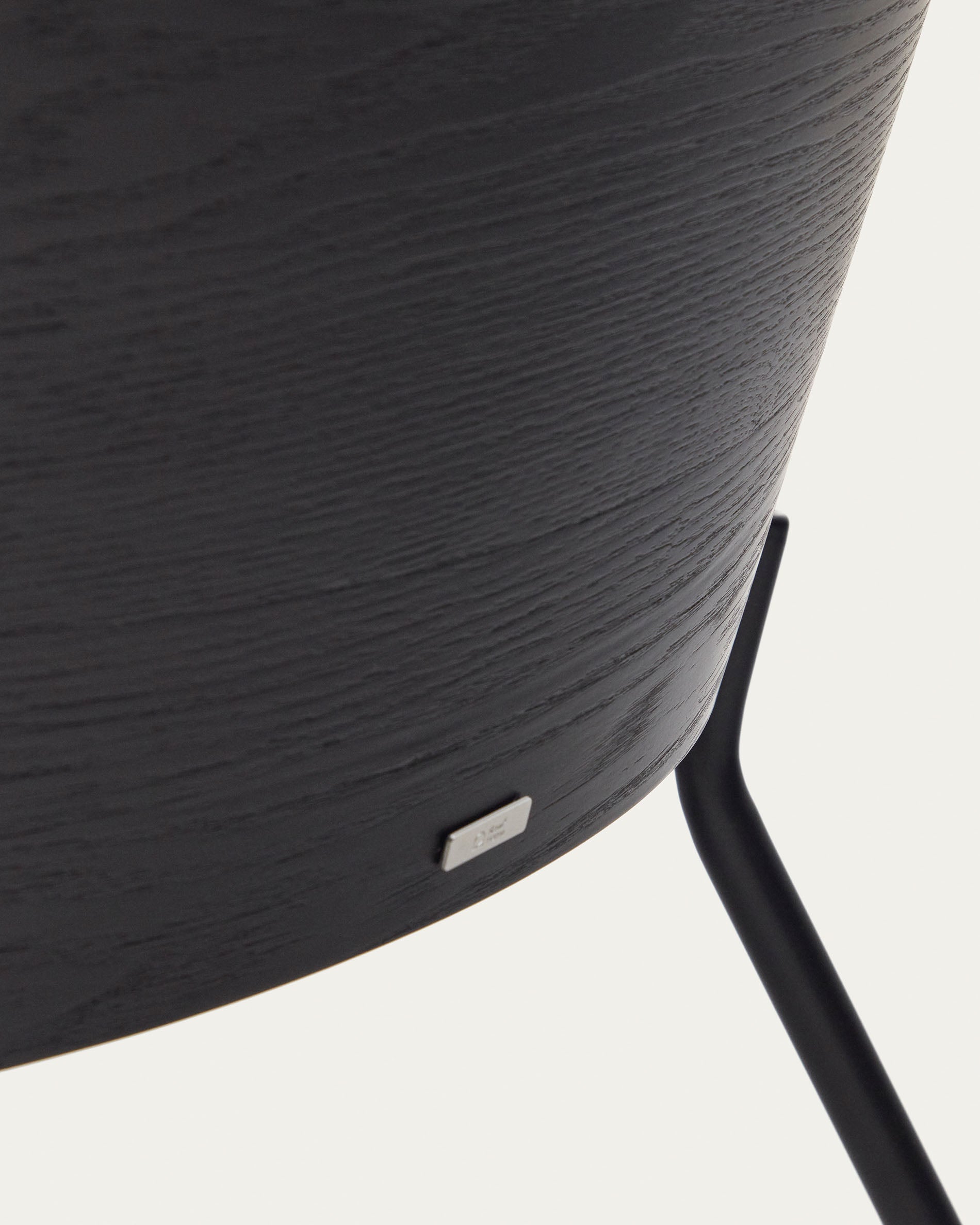 Eamy light grey armchair in an ash wood veneer with a black finish and black metal - Detail