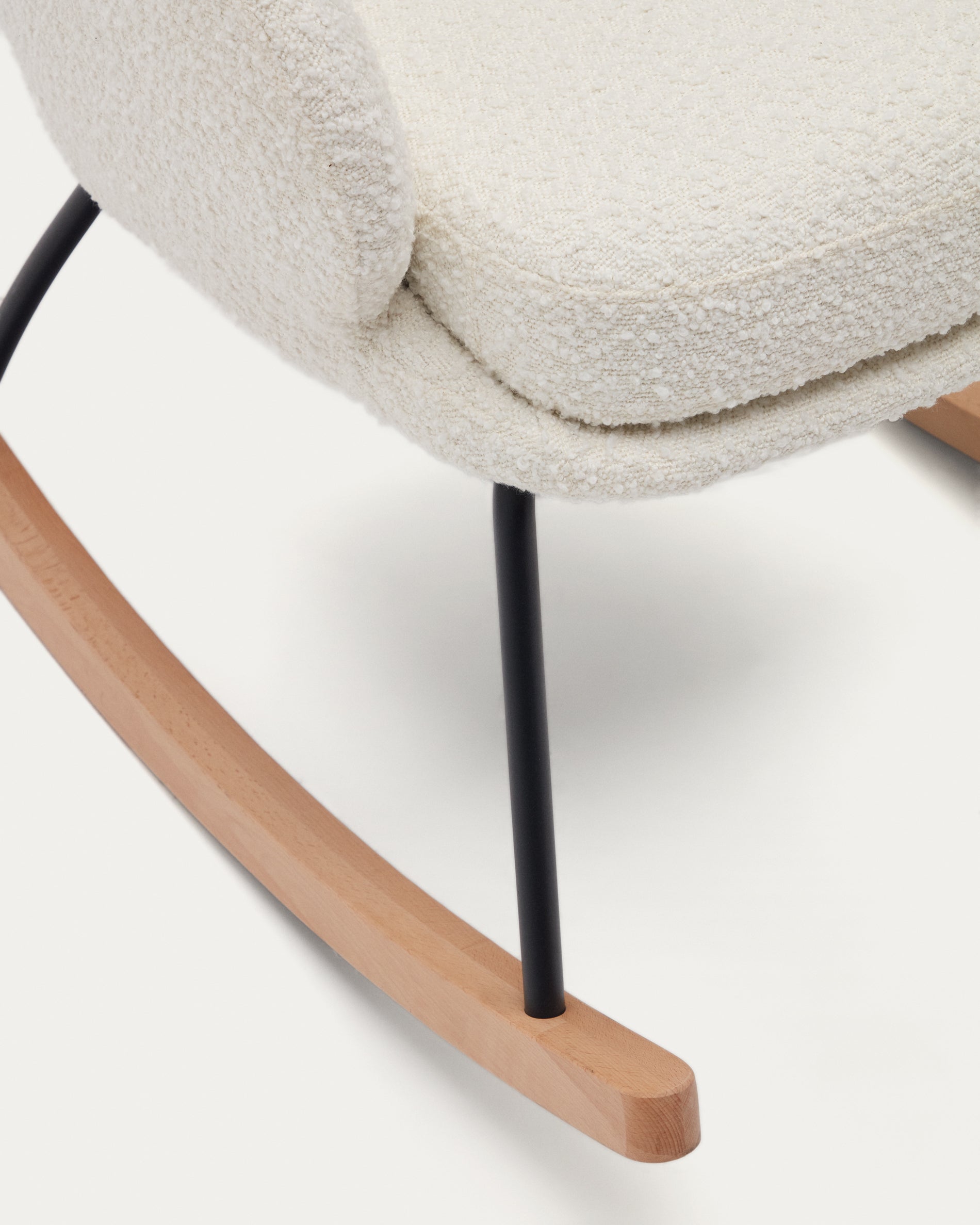 Maustin rocking chair in white bouclé with a black steel structure and beech wood - Detail