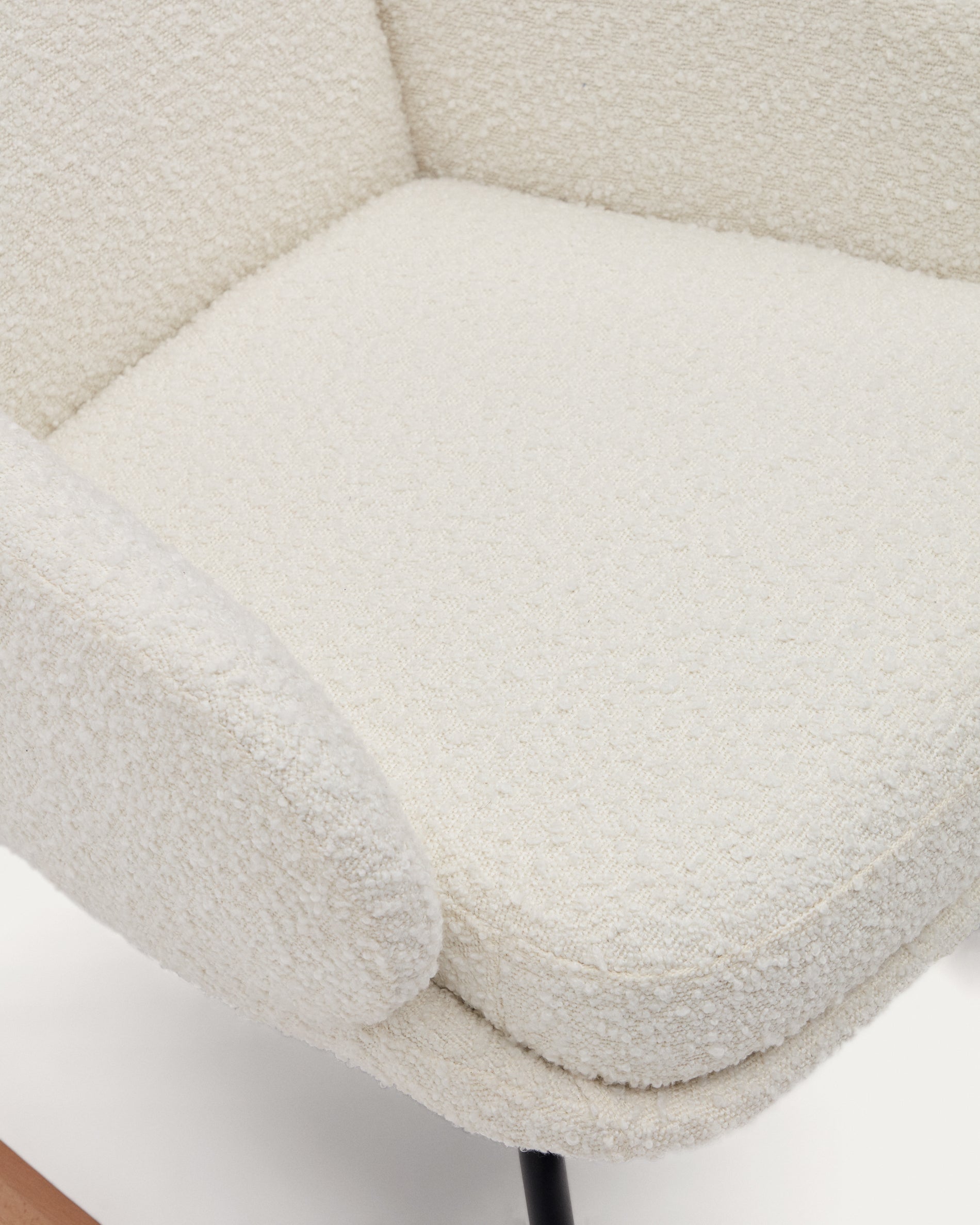 Maustin rocking chair in white bouclé with a black steel structure and beech wood - Detail