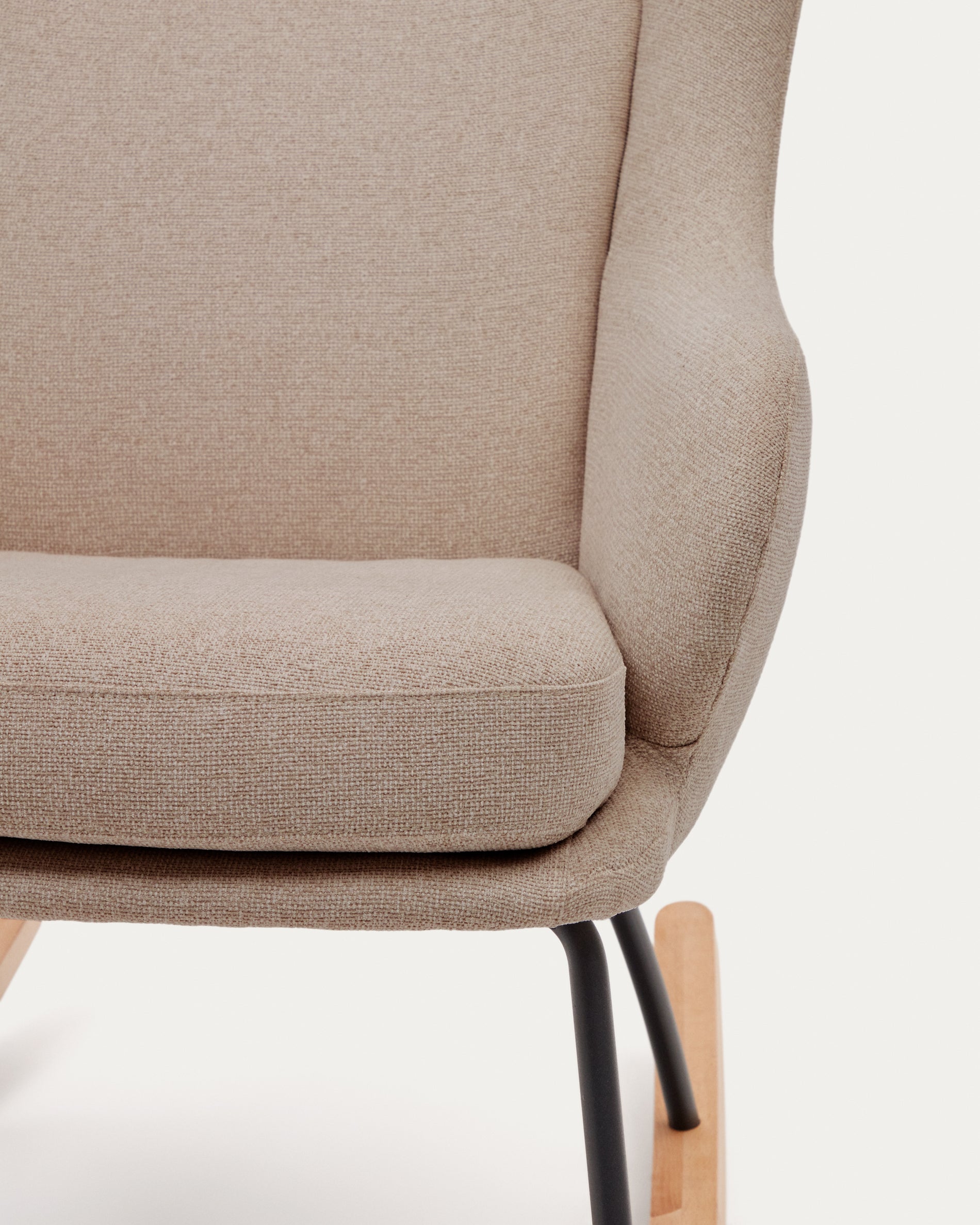 Maustin rocking chair in beige chenille with a black steel structure and beech wood - Detail